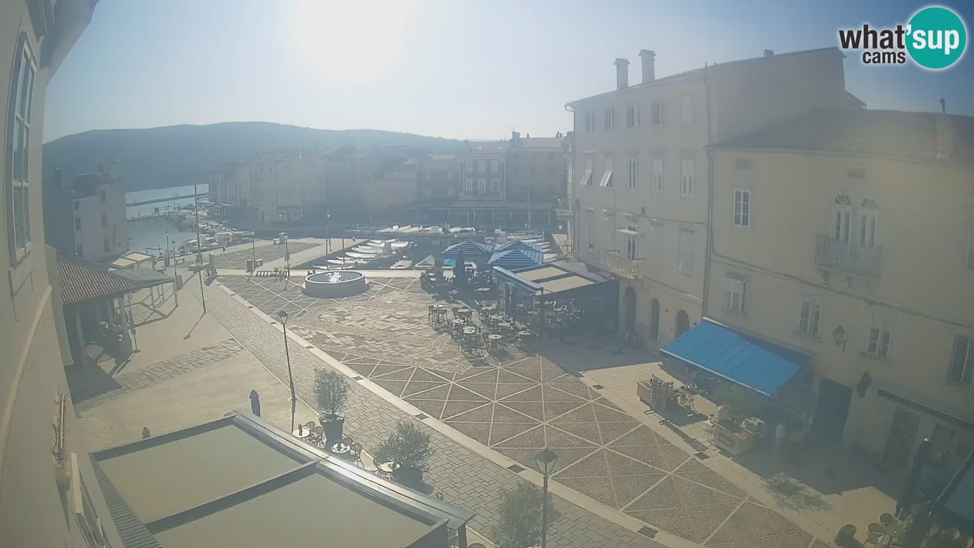 Web kamera Grad Cres – glavni trg i “mandrač” – otok Cres