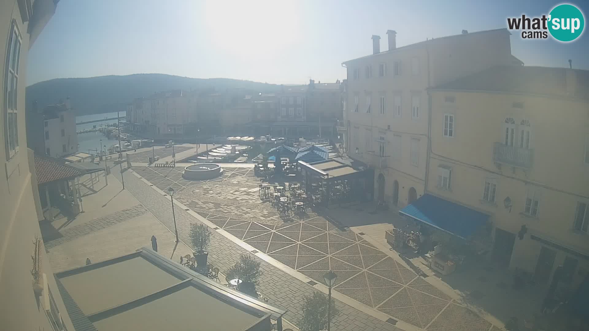 Cámara en vivo ciudad de Cres – plaza principal y “mandrač” – isla de Cres – Croacia