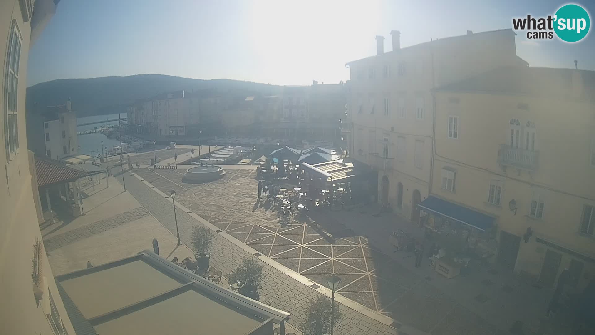 Cámara en vivo ciudad de Cres – plaza principal y “mandrač” – isla de Cres – Croacia