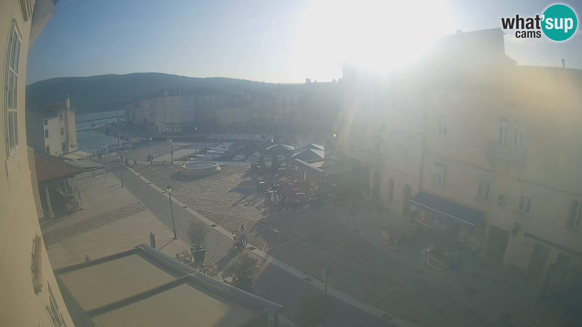 Web kamera Grad Cres – glavni trg i “mandrač” – otok Cres