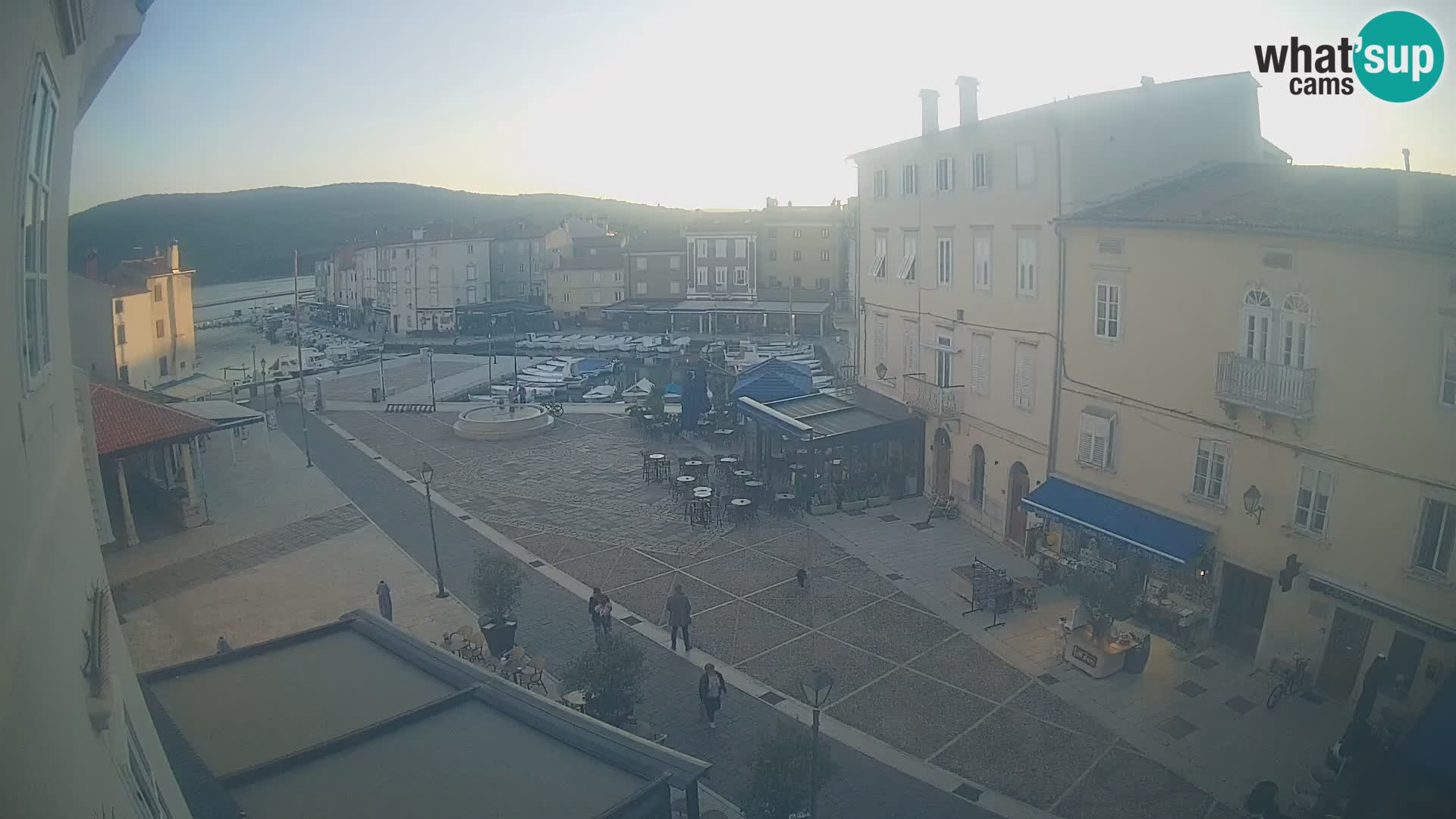Cámara en vivo ciudad de Cres – plaza principal y “mandrač” – isla de Cres – Croacia