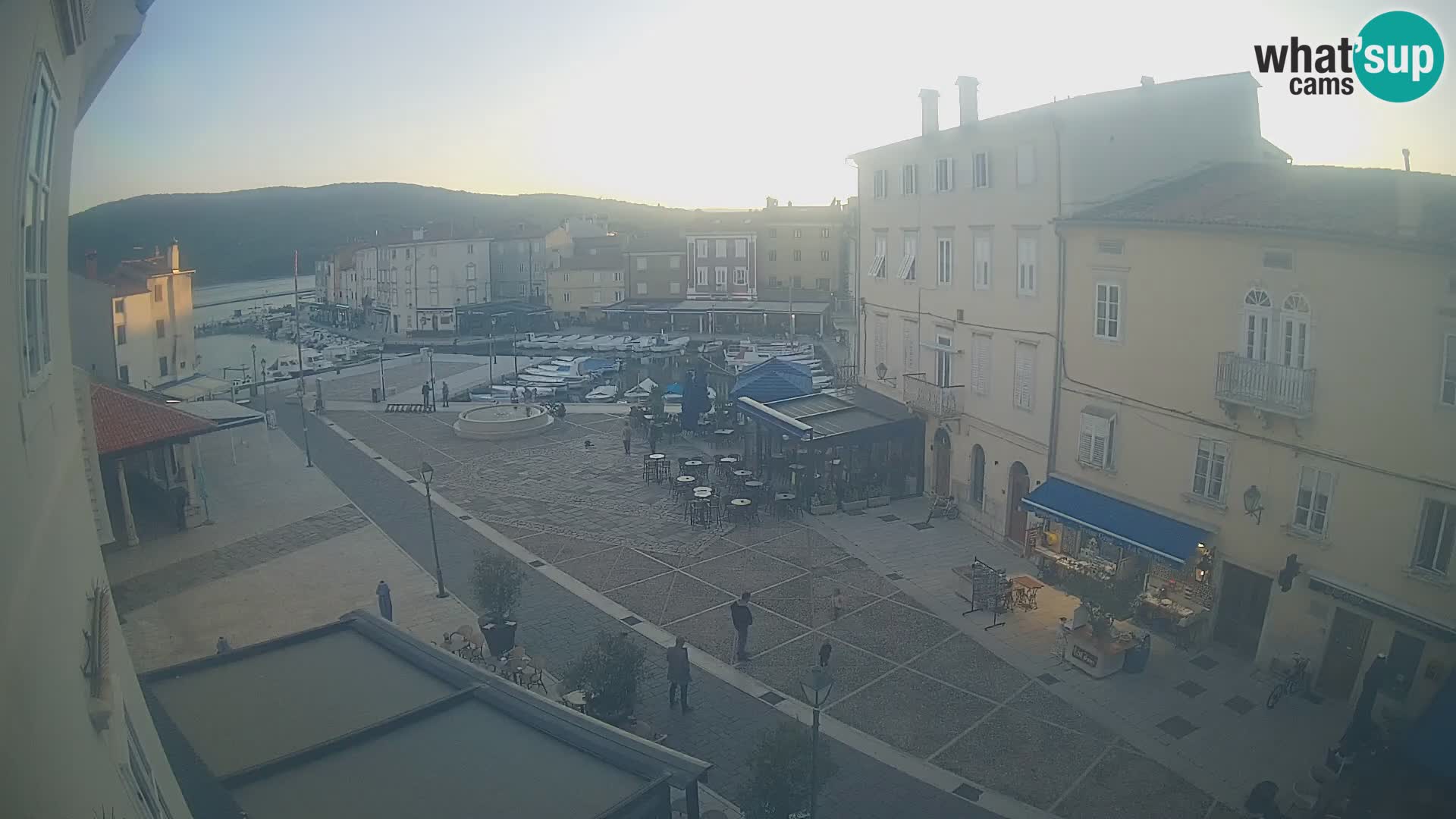 V ŽIVO spletna kamera Cres mesto – glavni trg in “mandrač” – otok Cres – Hrvaška