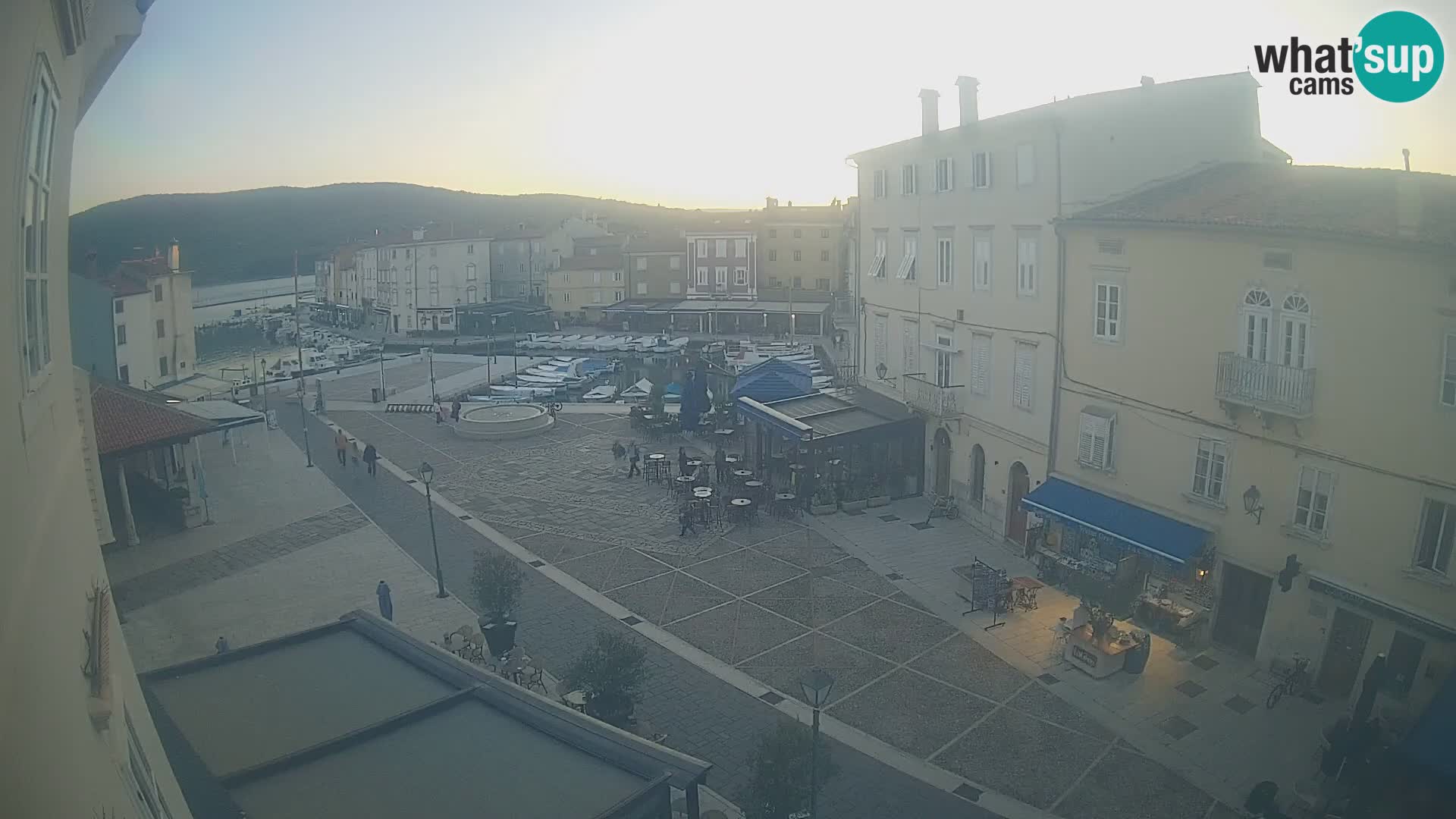 Kamera v ŽIVO Cres mesto – glavni trg in “mandrač” – otok Cres – Hrvaška