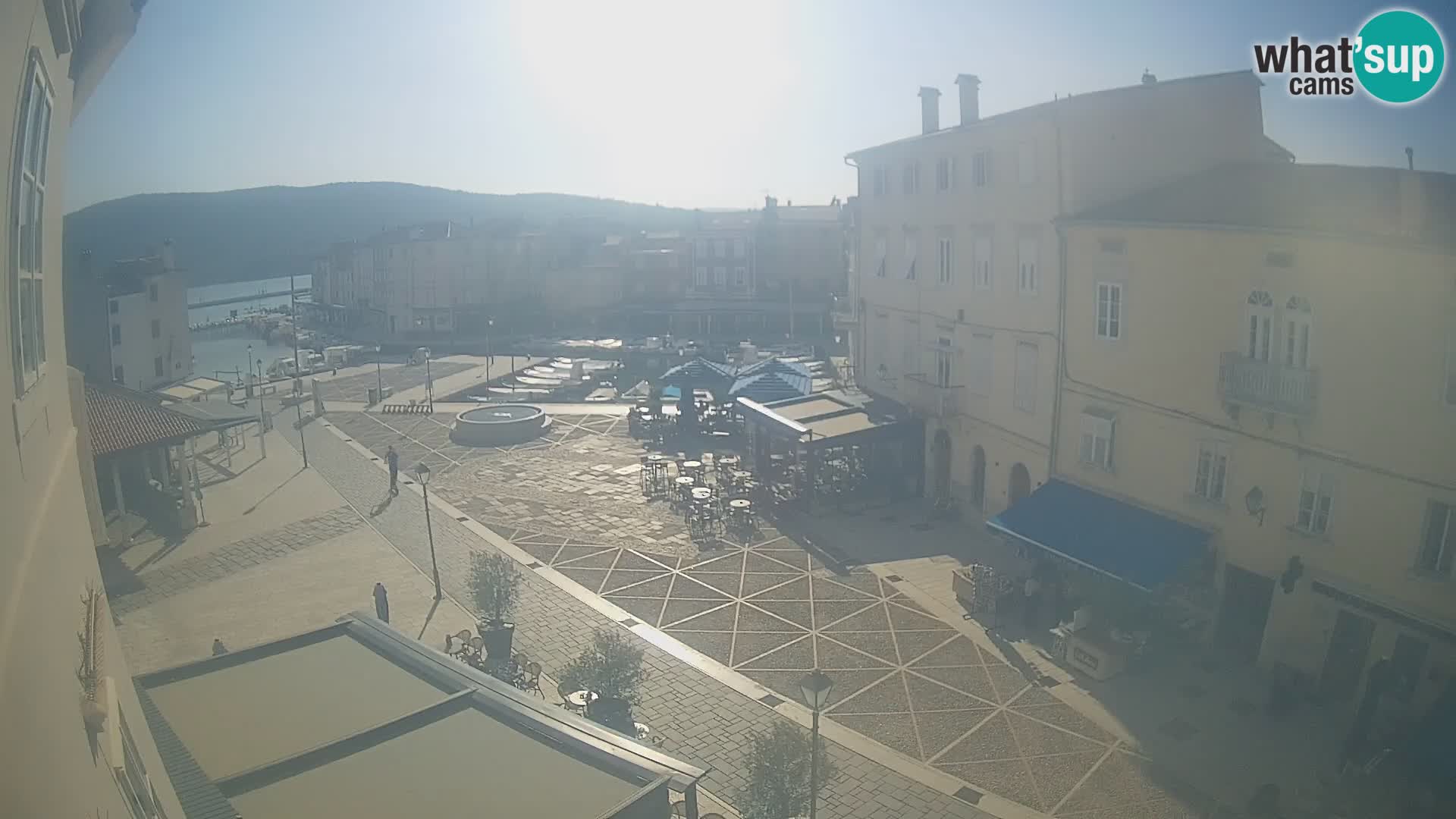 V ŽIVO spletna kamera Cres mesto – glavni trg in “mandrač” – otok Cres – Hrvaška