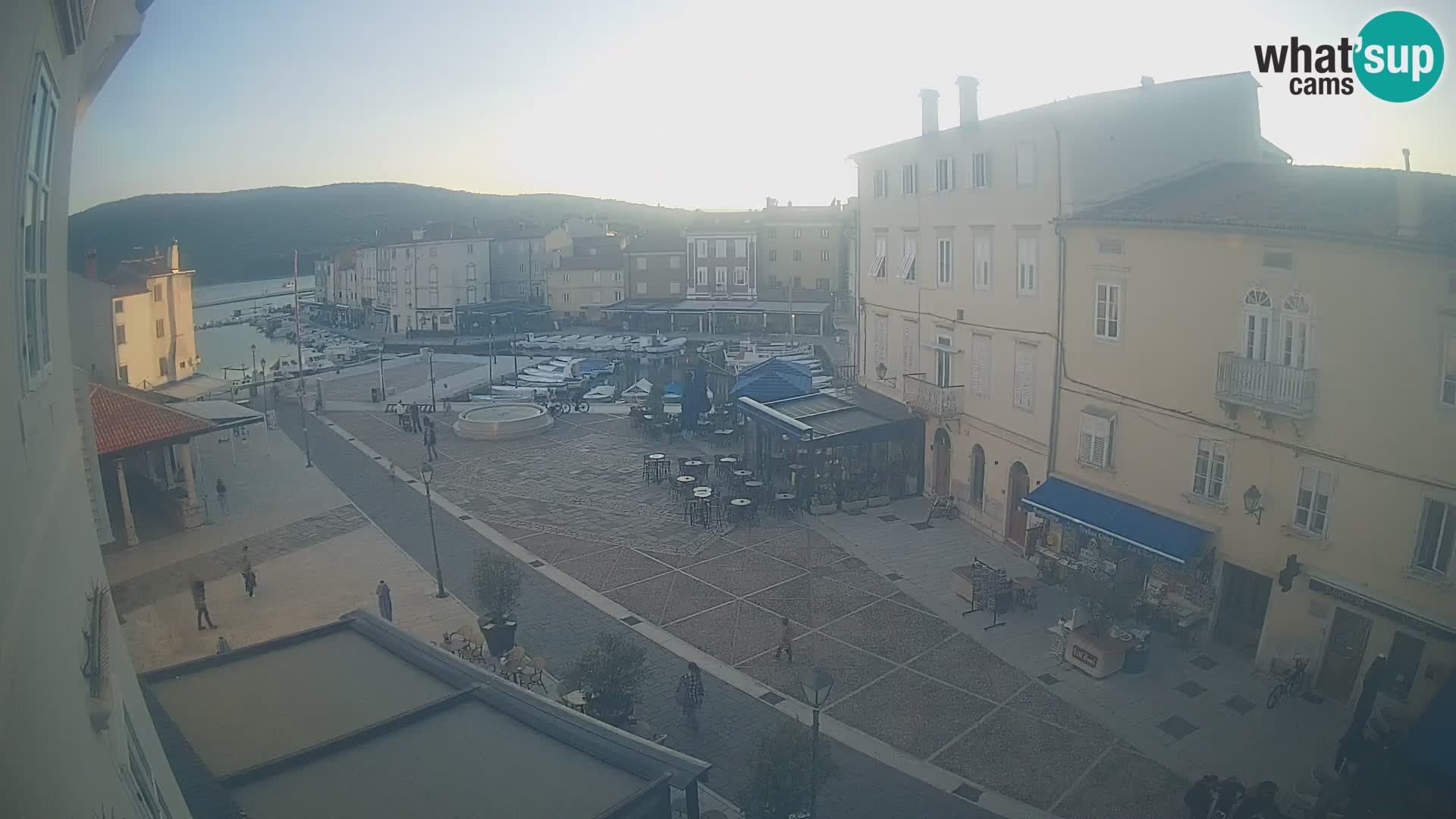 Cámara en vivo ciudad de Cres – plaza principal y “mandrač” – isla de Cres – Croacia