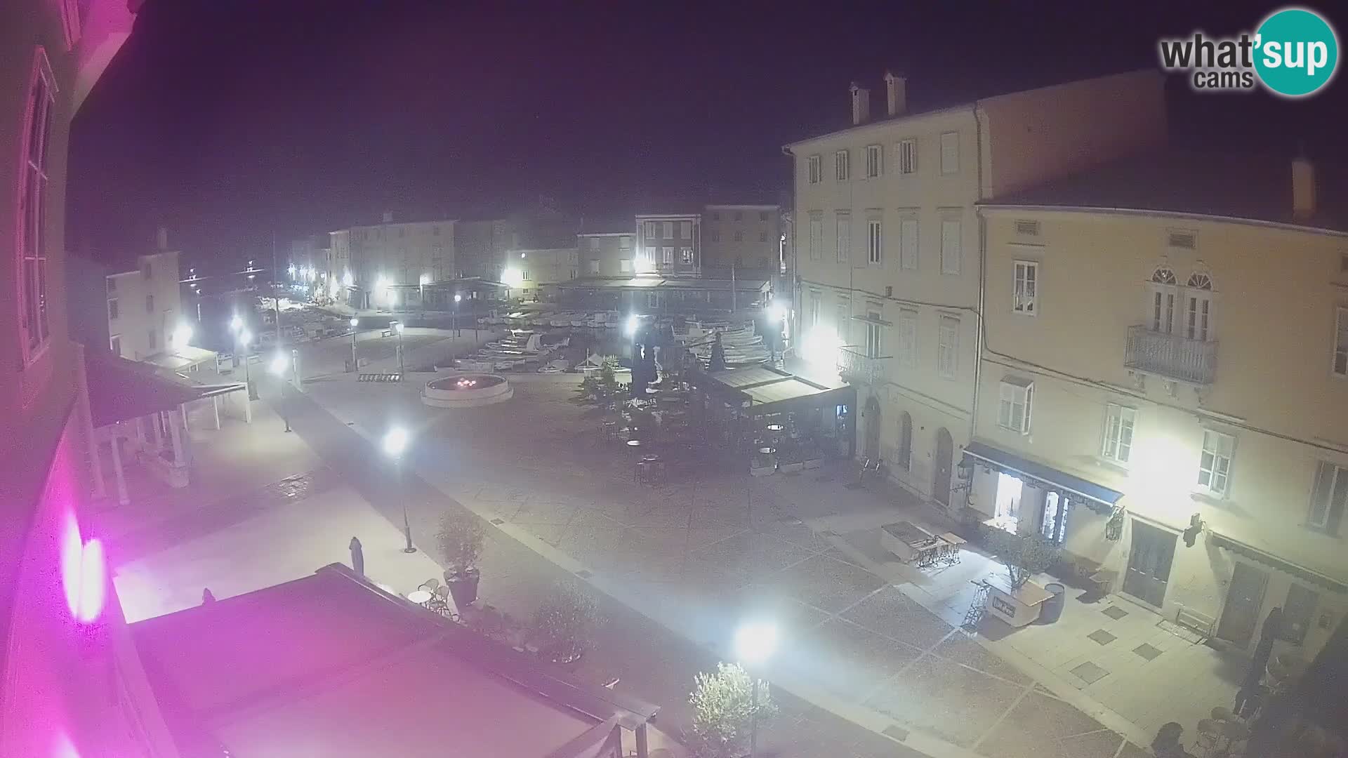 Web kamera Grad Cres – glavni trg i “mandrač” – otok Cres