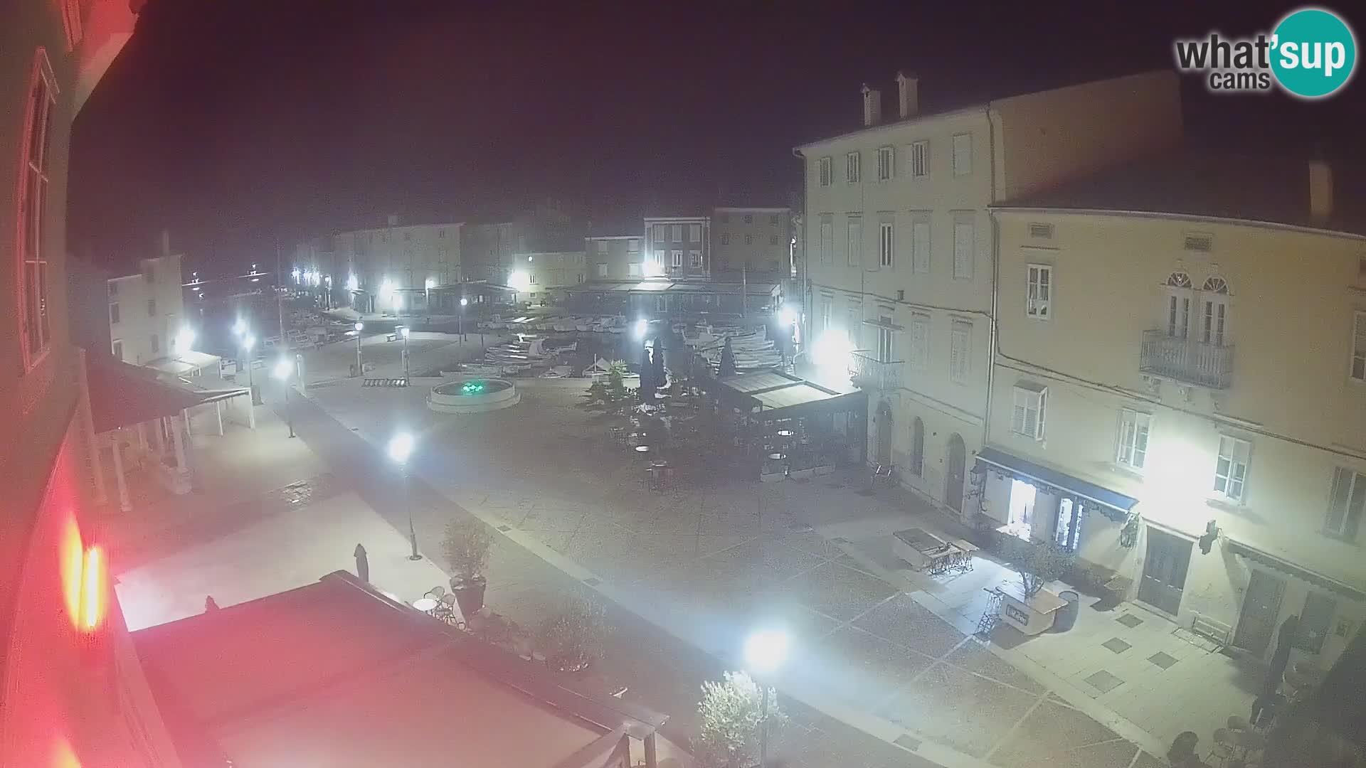 V ŽIVO spletna kamera Cres mesto – glavni trg in “mandrač” – otok Cres – Hrvaška