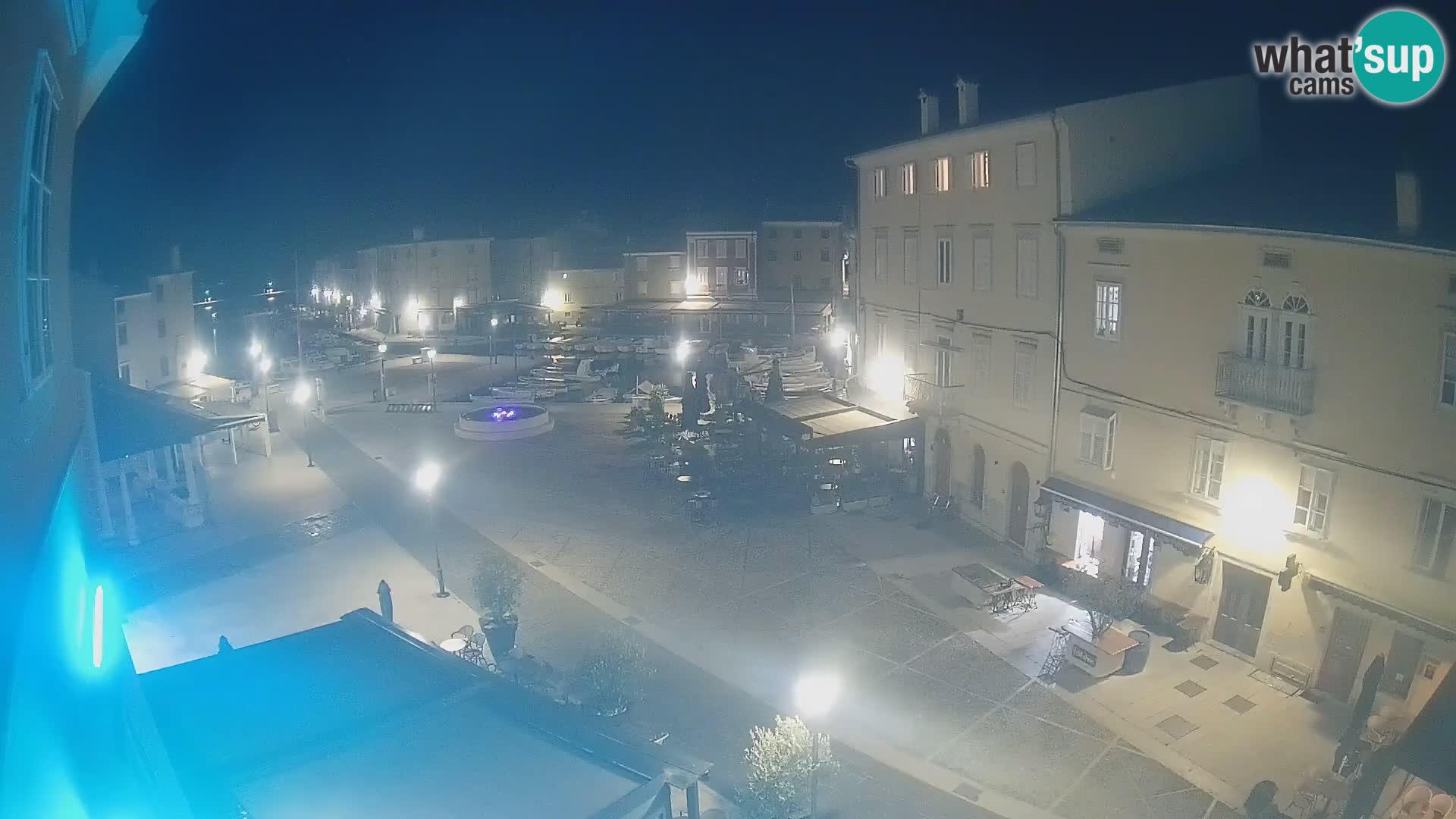 Web kamera Grad Cres – glavni trg i “mandrač” – otok Cres