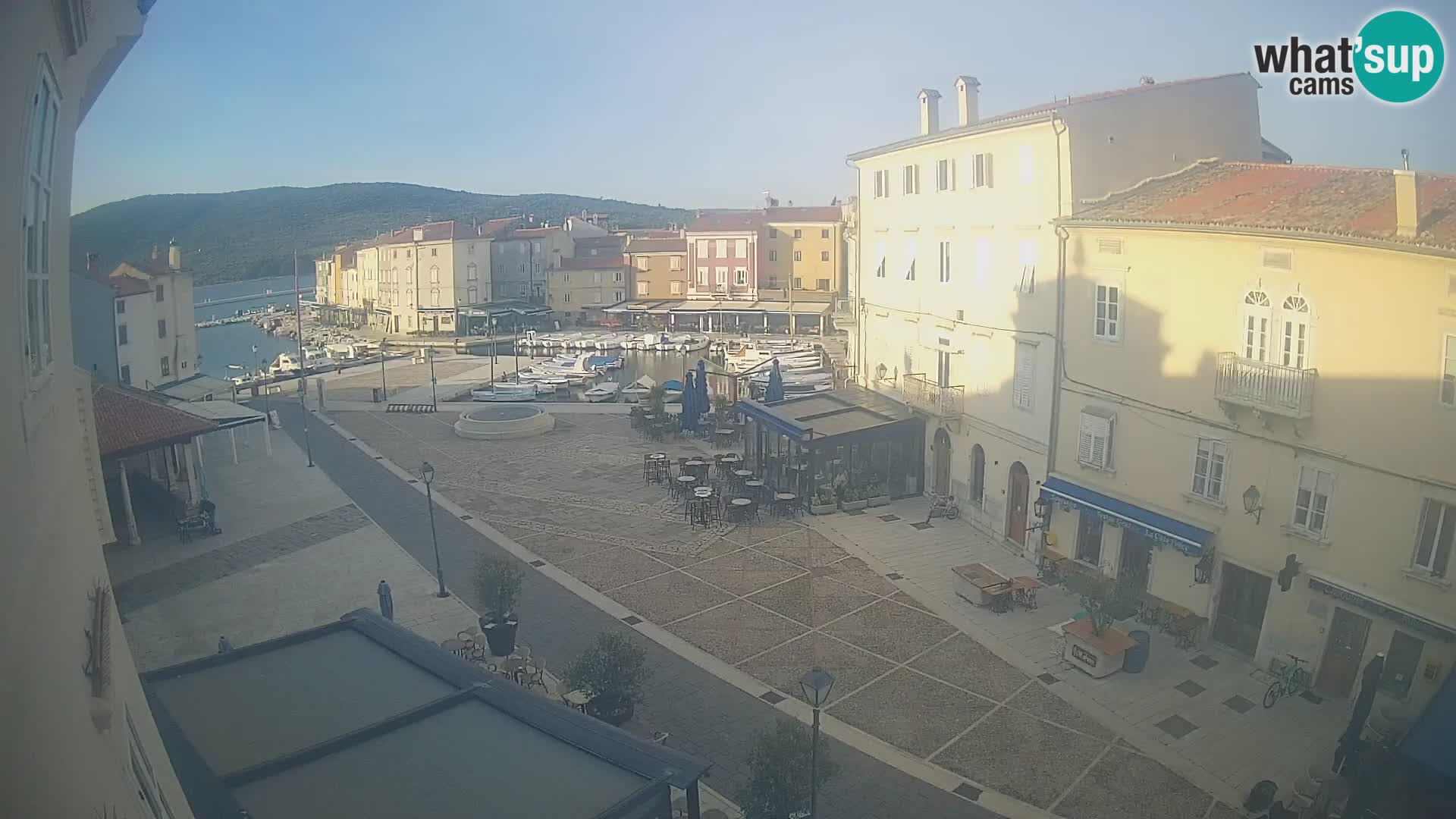 Kamera v ŽIVO Cres mesto – glavni trg in “mandrač” – otok Cres – Hrvaška