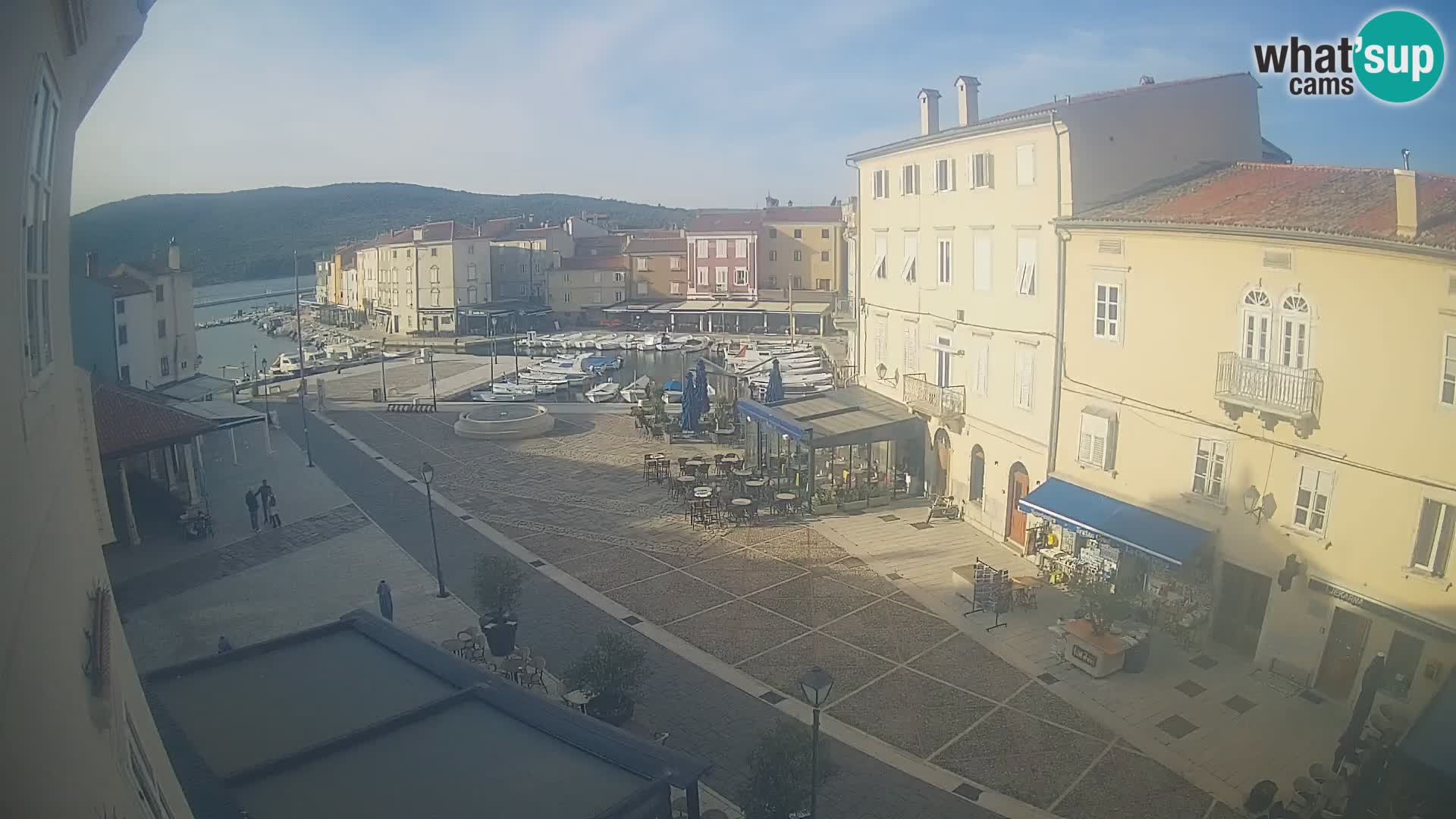 Kamera v ŽIVO Cres mesto – glavni trg in “mandrač” – otok Cres – Hrvaška