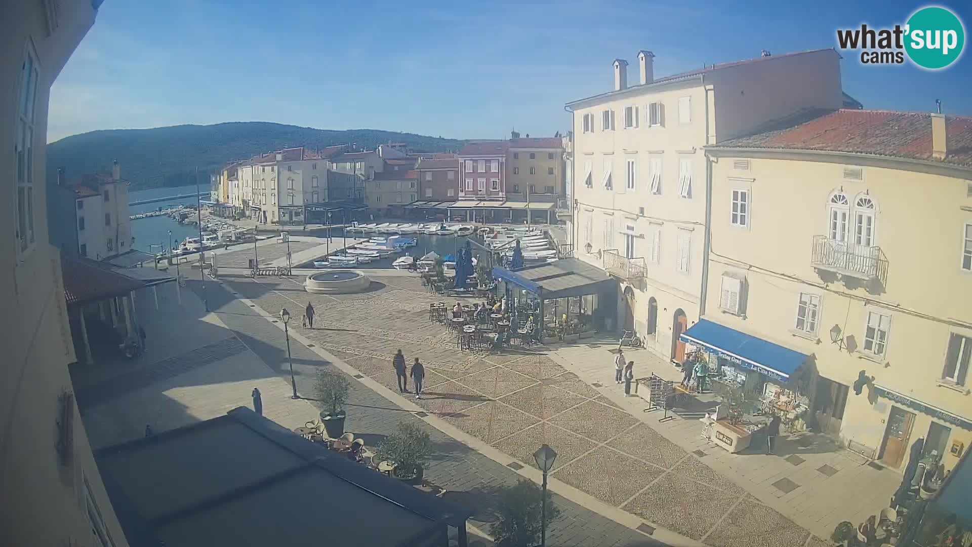 LIVE cam Cres city – place principale et “mandrač” – île de Cres – Croatie