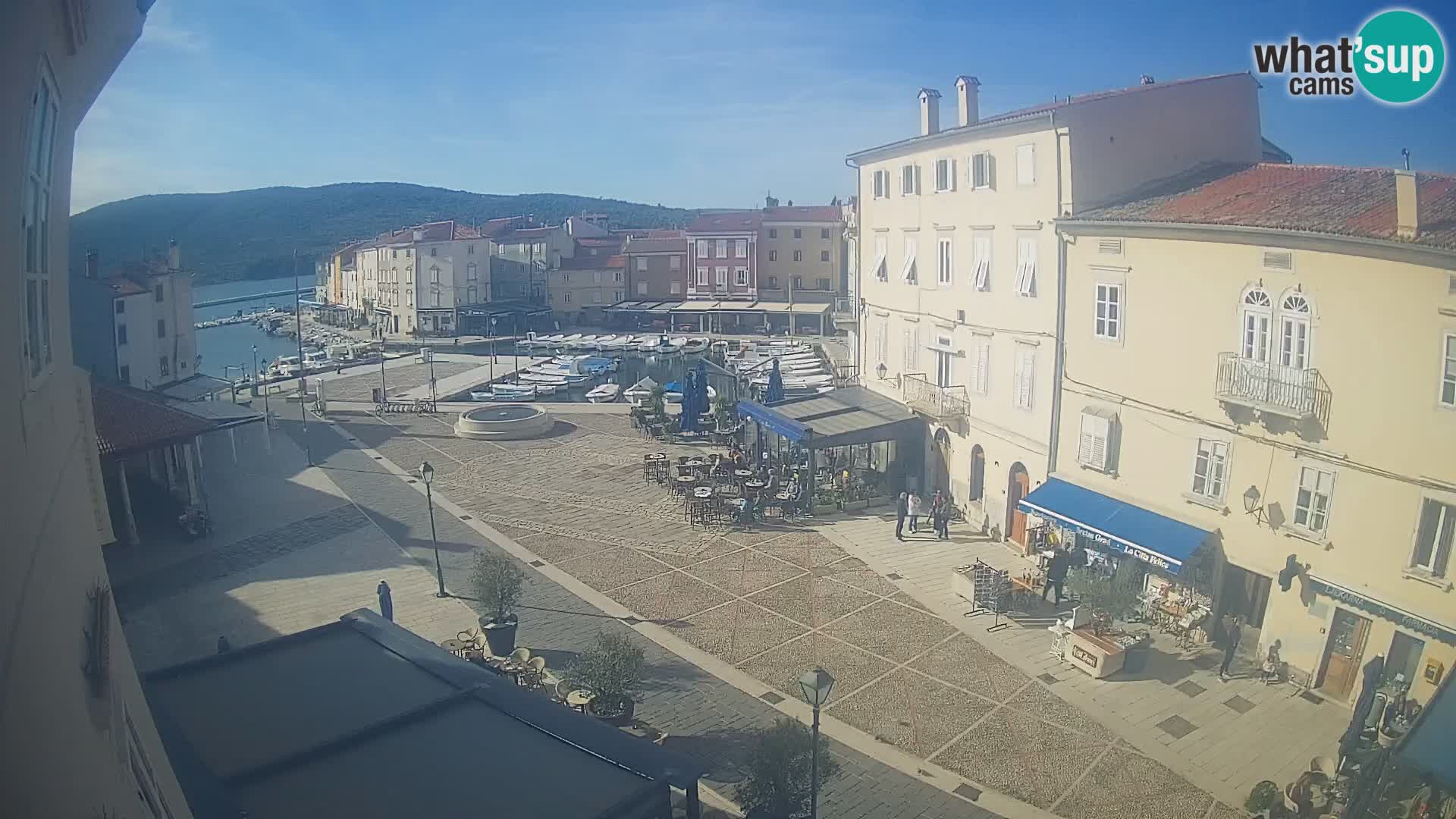 Web kamera Grad Cres – glavni trg i “mandrač” – otok Cres