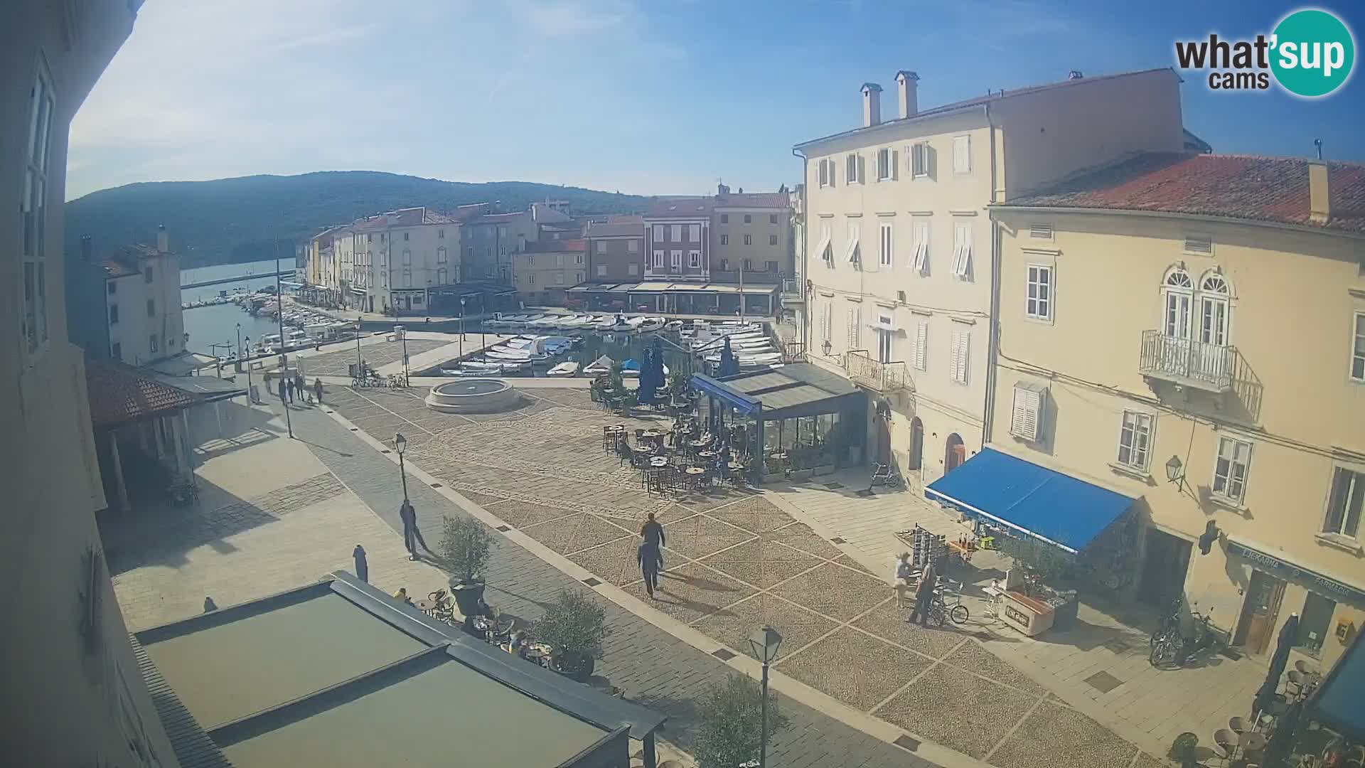 Web kamera Grad Cres – glavni trg i “mandrač” – otok Cres