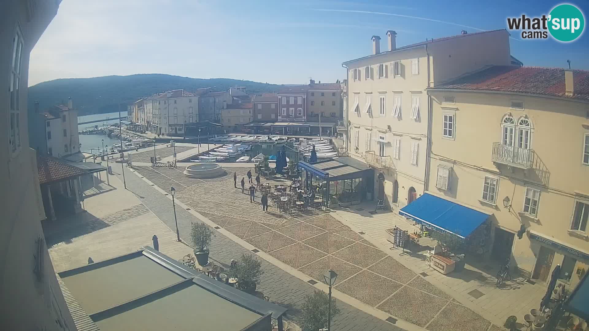 Cámara en vivo ciudad de Cres – plaza principal y “mandrač” – isla de Cres – Croacia