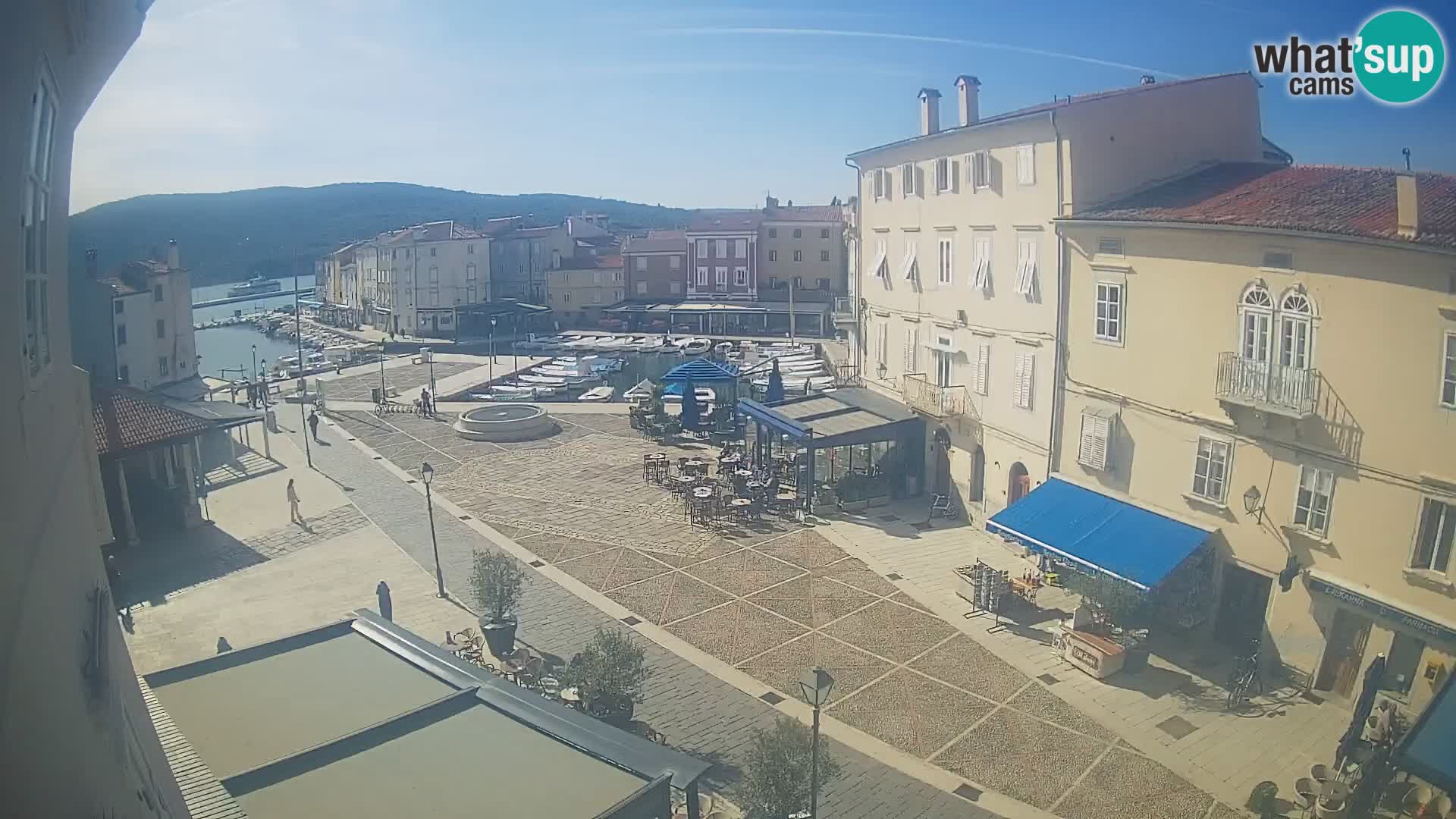 Web kamera Grad Cres – glavni trg i “mandrač” – otok Cres