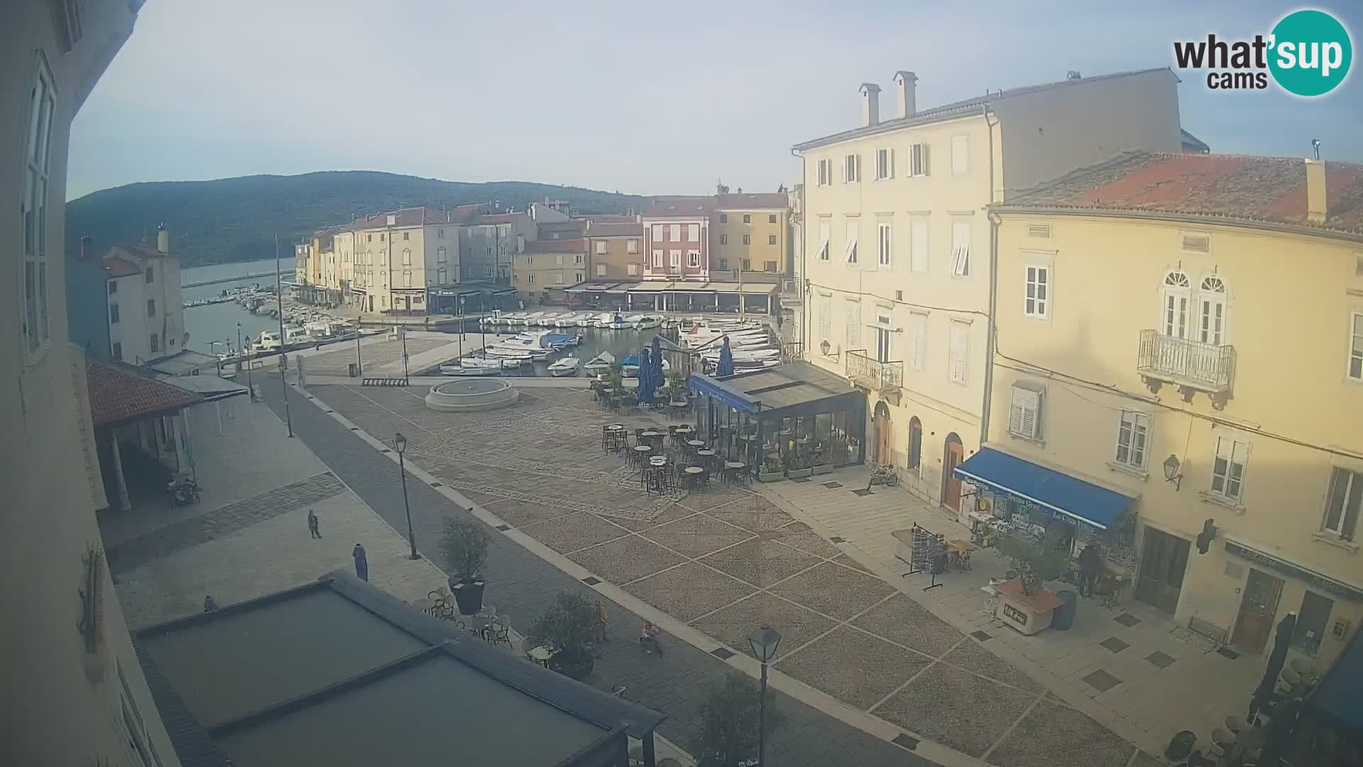 Kamera v ŽIVO Cres mesto – glavni trg in “mandrač” – otok Cres – Hrvaška