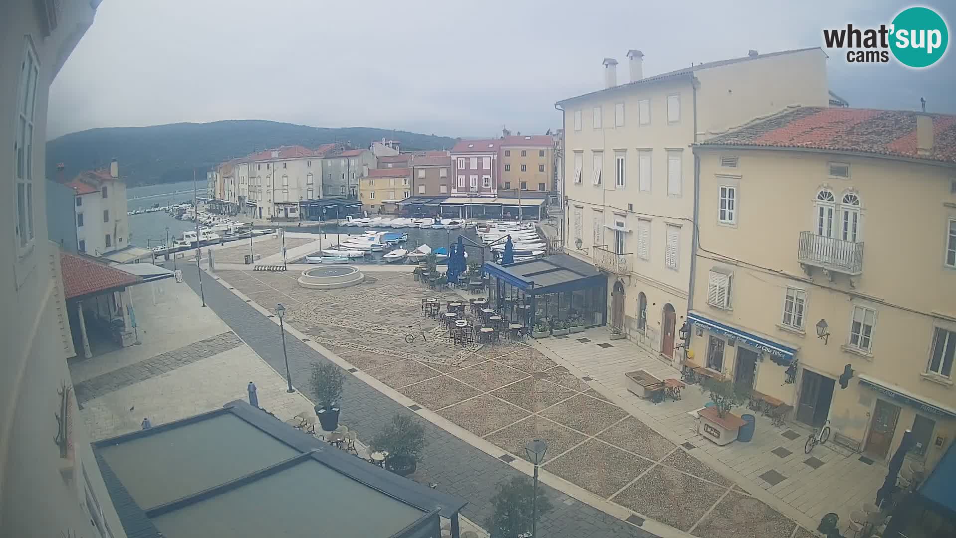Kamera v ŽIVO Cres mesto – glavni trg in “mandrač” – otok Cres – Hrvaška