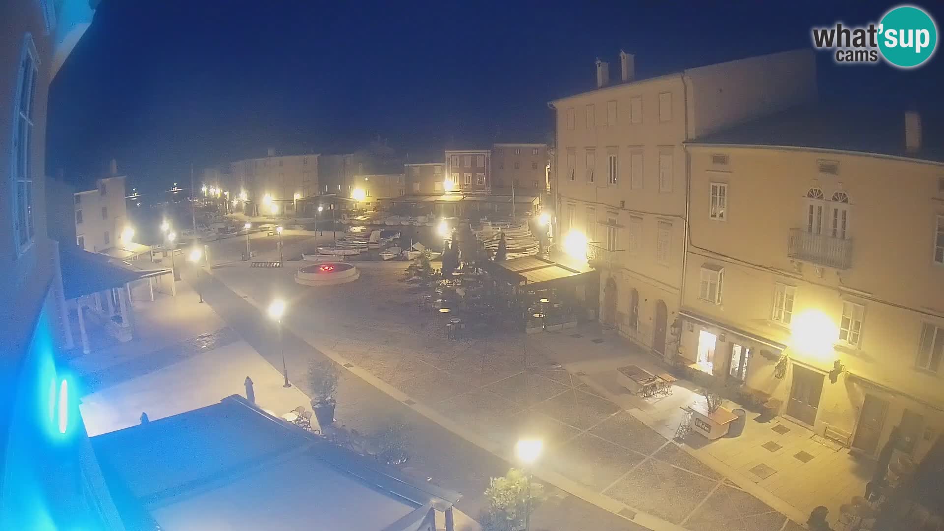 V ŽIVO spletna kamera Cres mesto – glavni trg in “mandrač” – otok Cres – Hrvaška