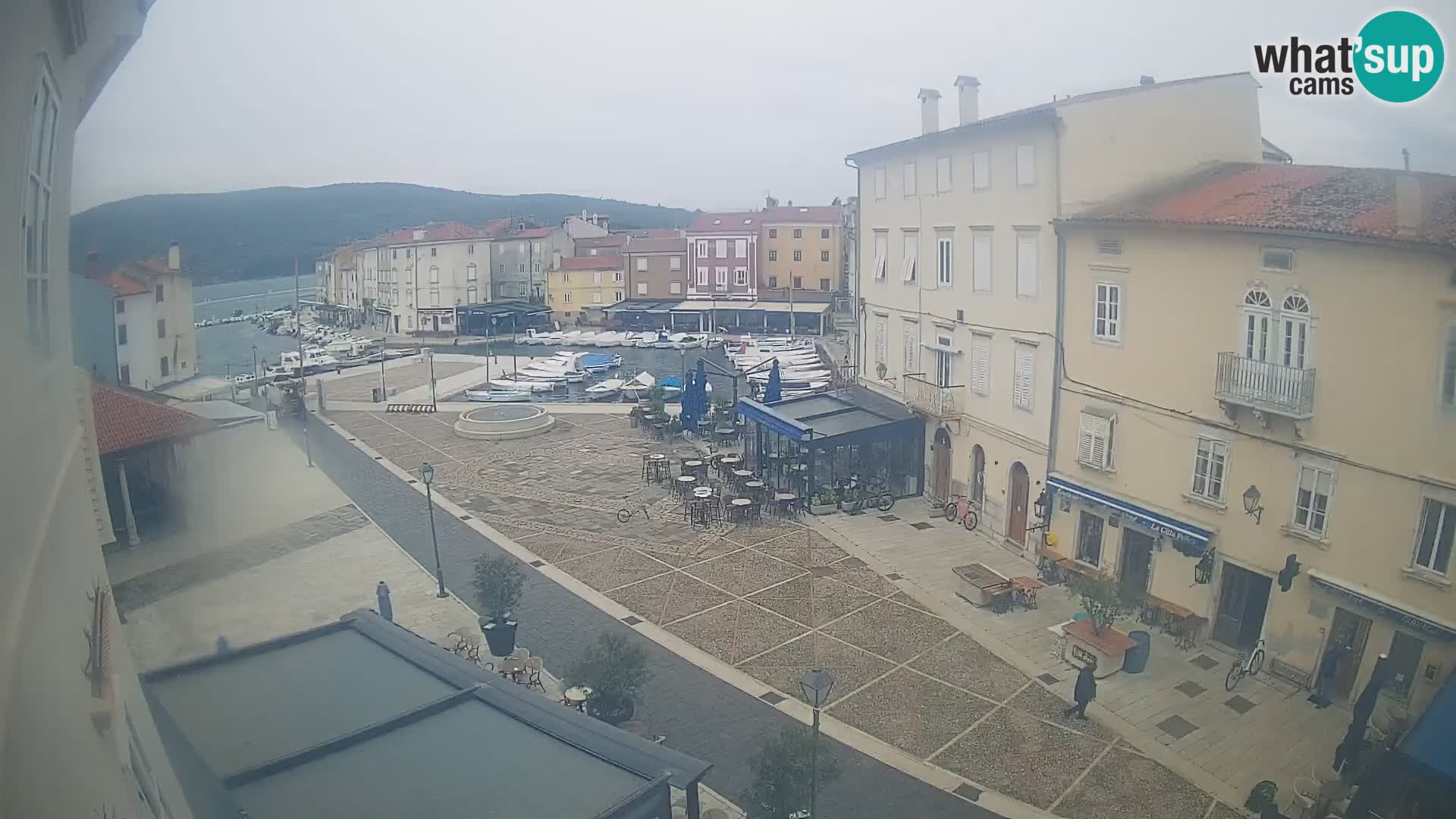 Cámara en vivo ciudad de Cres – plaza principal y “mandrač” – isla de Cres – Croacia