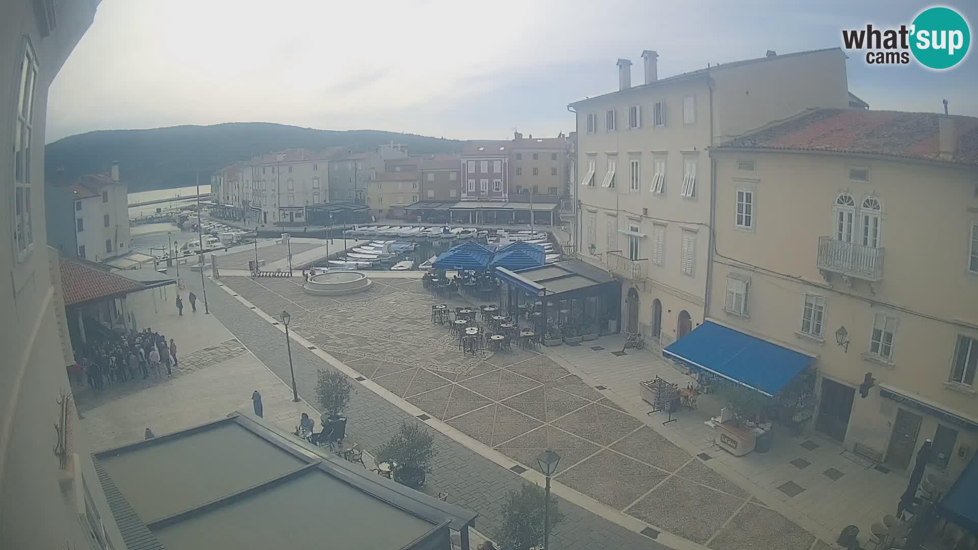 Cámara en vivo ciudad de Cres – plaza principal y “mandrač” – isla de Cres – Croacia