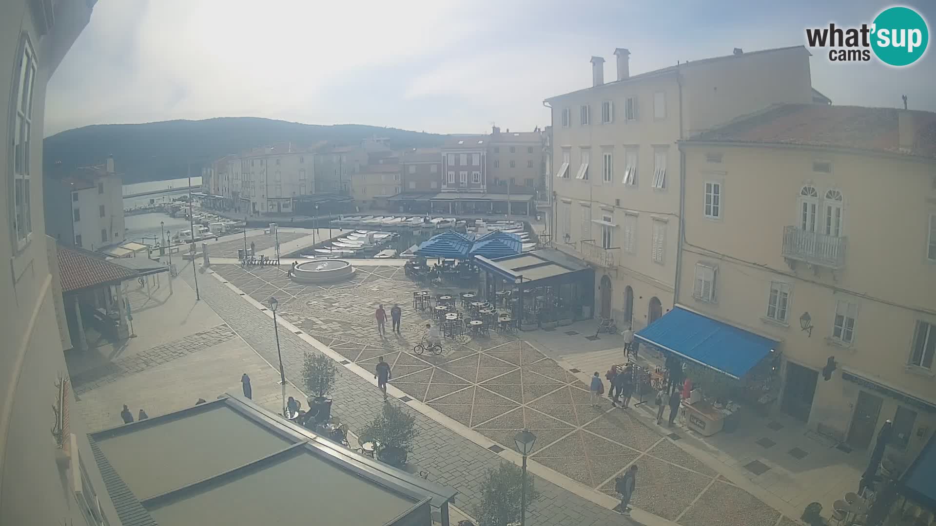 Web kamera Grad Cres – glavni trg i “mandrač” – otok Cres