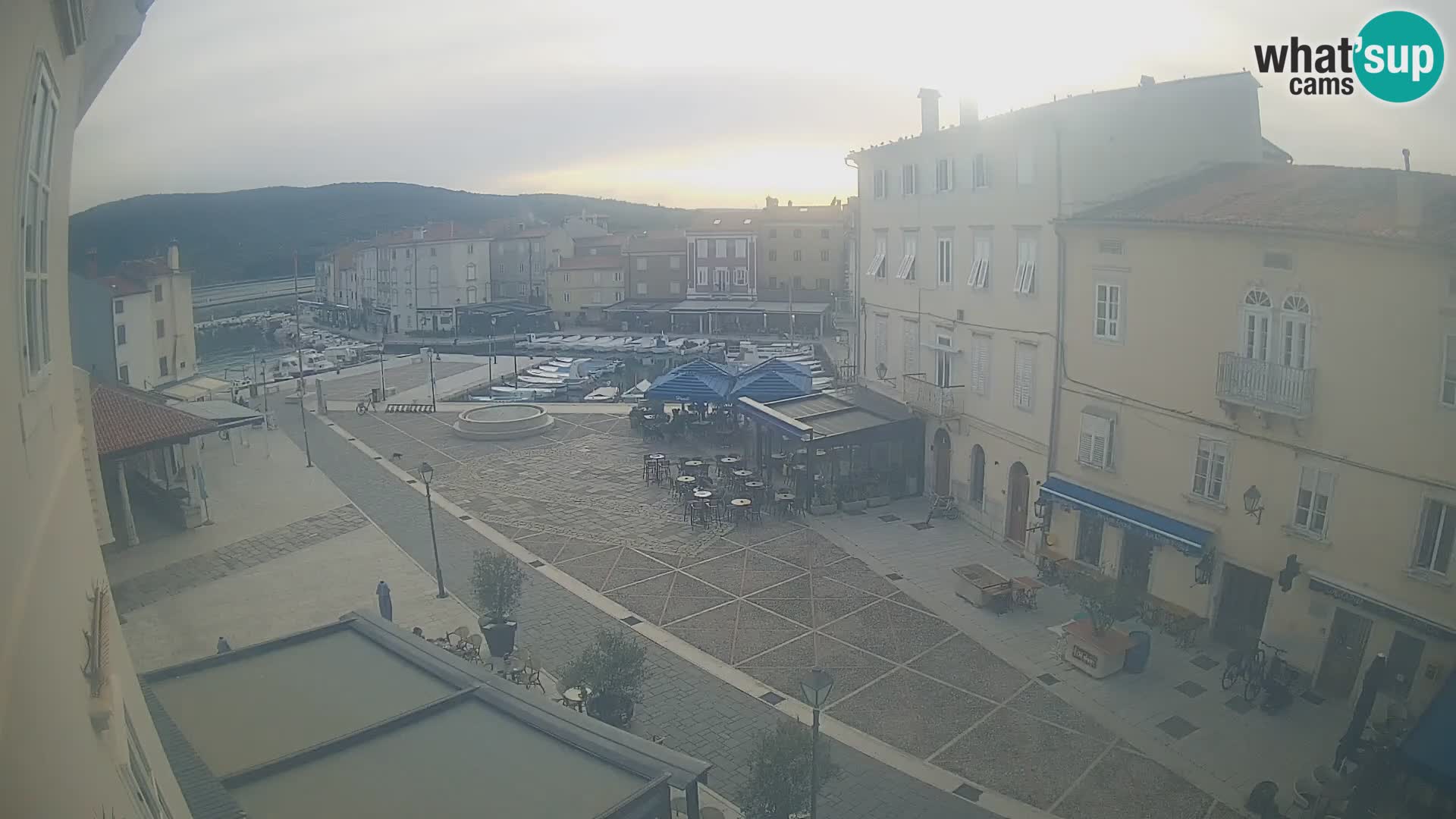 V ŽIVO spletna kamera Cres mesto – glavni trg in “mandrač” – otok Cres – Hrvaška
