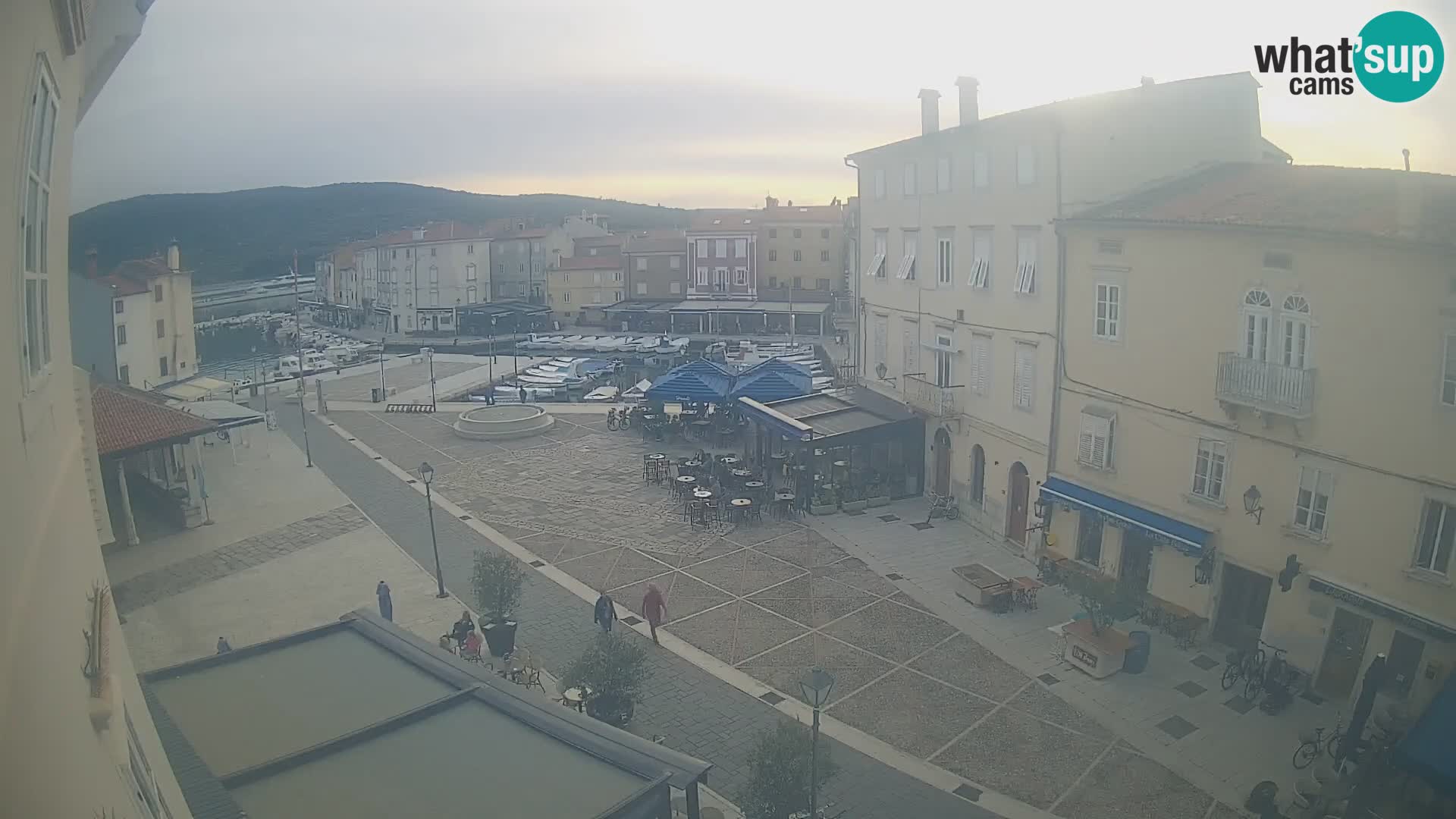 LIVE cam Cres Stadt – Hauptplatz und “mandrač” – Cres Insel – Kroatien