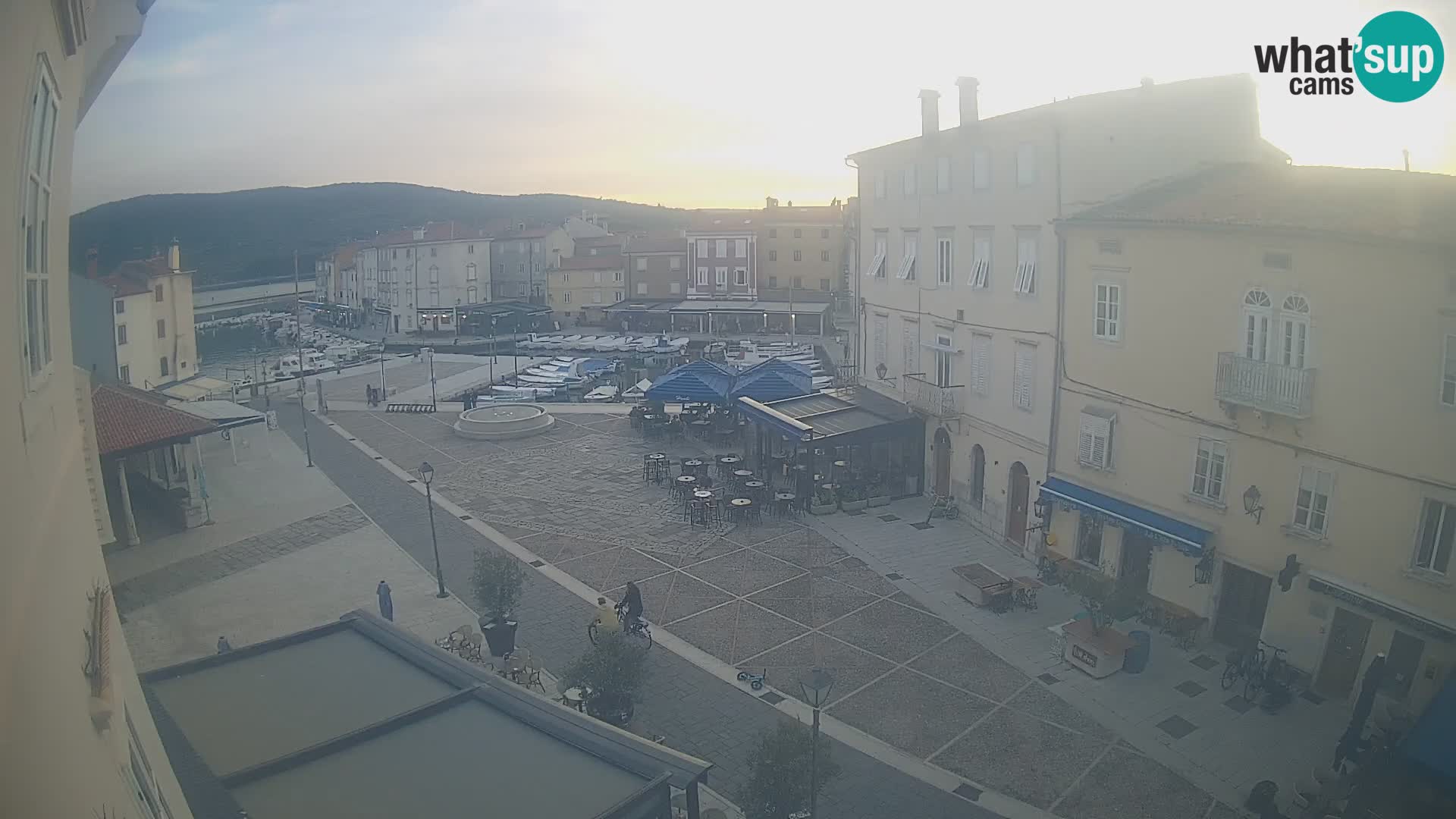 Kamera v ŽIVO Cres mesto – glavni trg in “mandrač” – otok Cres – Hrvaška
