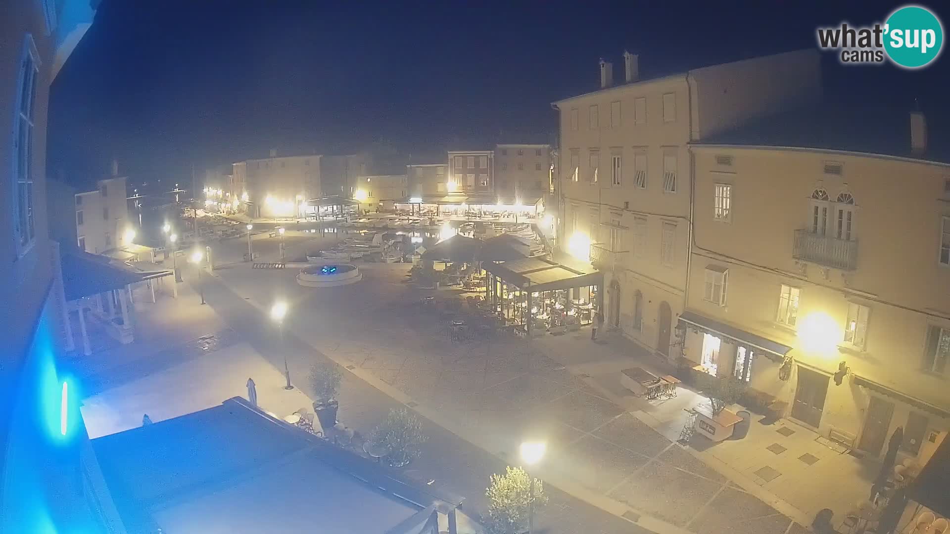 V ŽIVO spletna kamera Cres mesto – glavni trg in “mandrač” – otok Cres – Hrvaška
