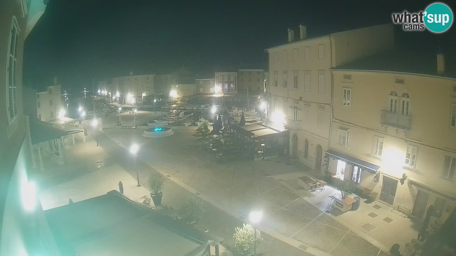 V ŽIVO spletna kamera Cres mesto – glavni trg in “mandrač” – otok Cres – Hrvaška