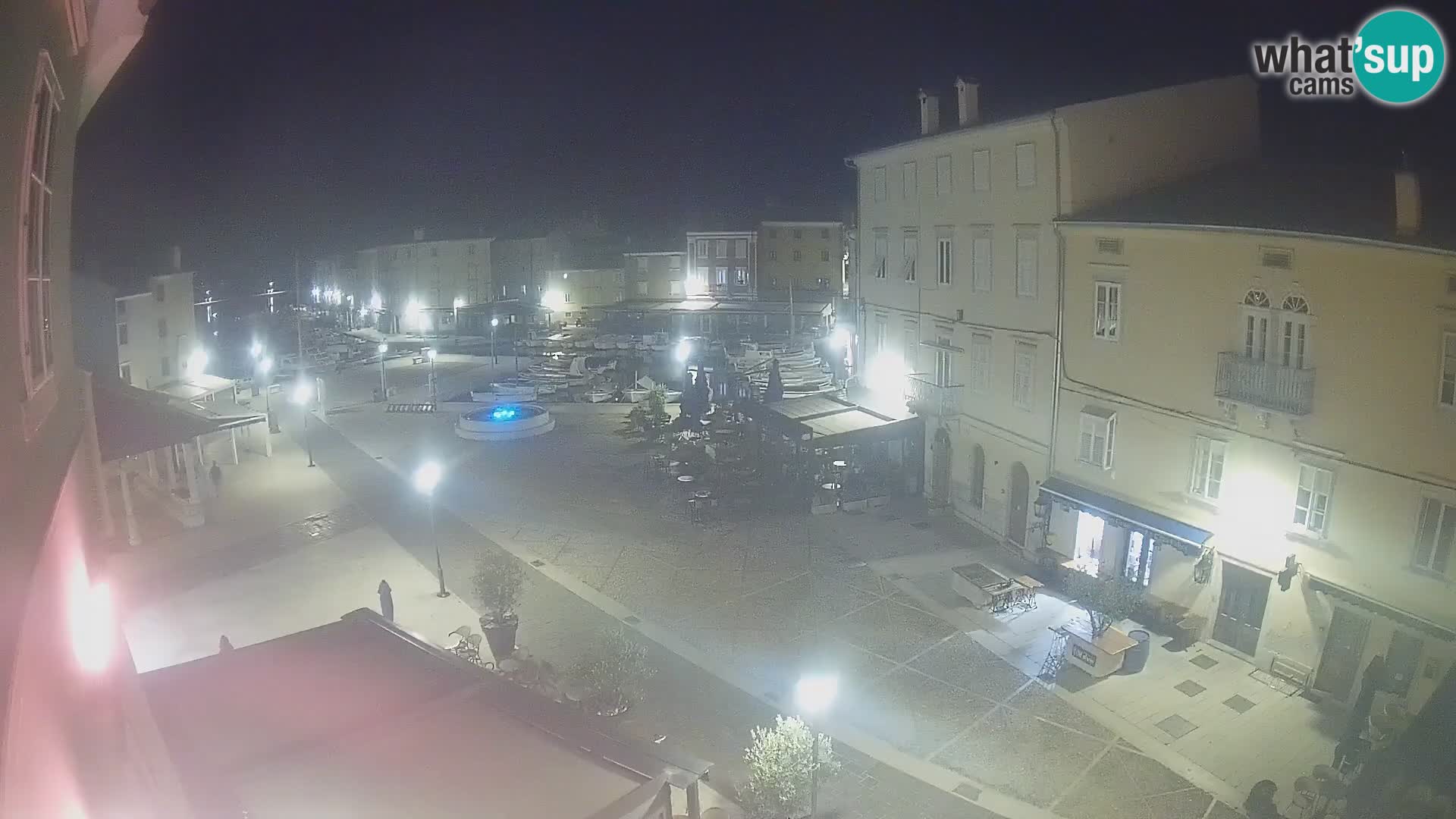 V ŽIVO spletna kamera Cres mesto – glavni trg in “mandrač” – otok Cres – Hrvaška