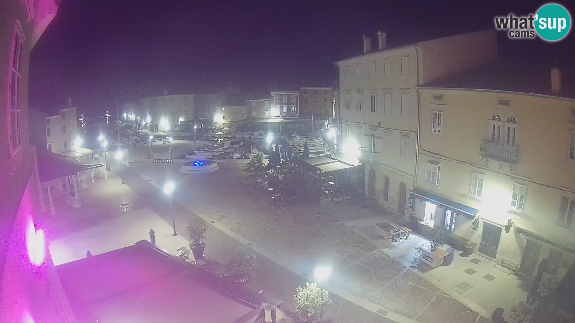 V ŽIVO spletna kamera Cres mesto – glavni trg in “mandrač” – otok Cres – Hrvaška
