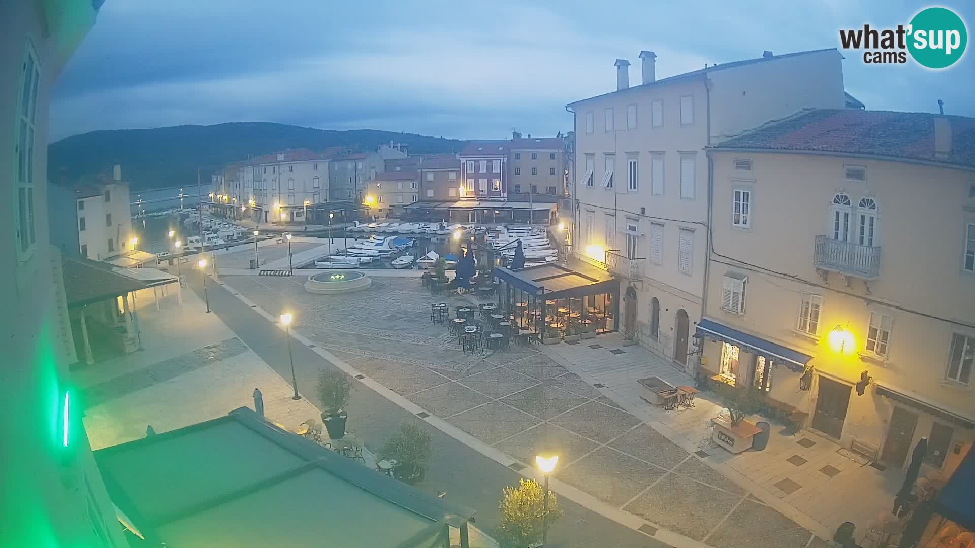 Web kamera Grad Cres – glavni trg i “mandrač” – otok Cres