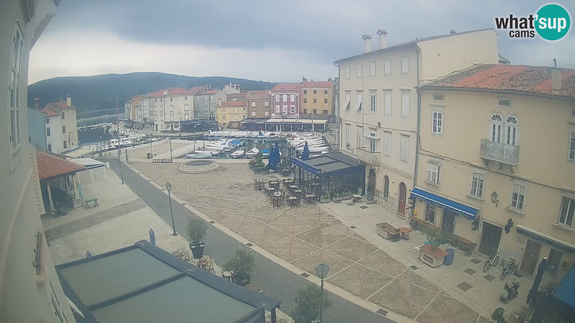 V ŽIVO spletna kamera Cres mesto – glavni trg in “mandrač” – otok Cres – Hrvaška