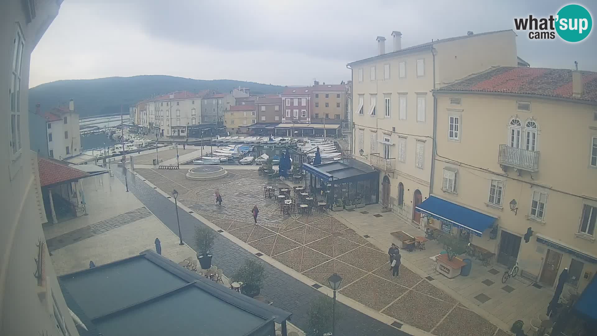 Web kamera Grad Cres – glavni trg i “mandrač” – otok Cres