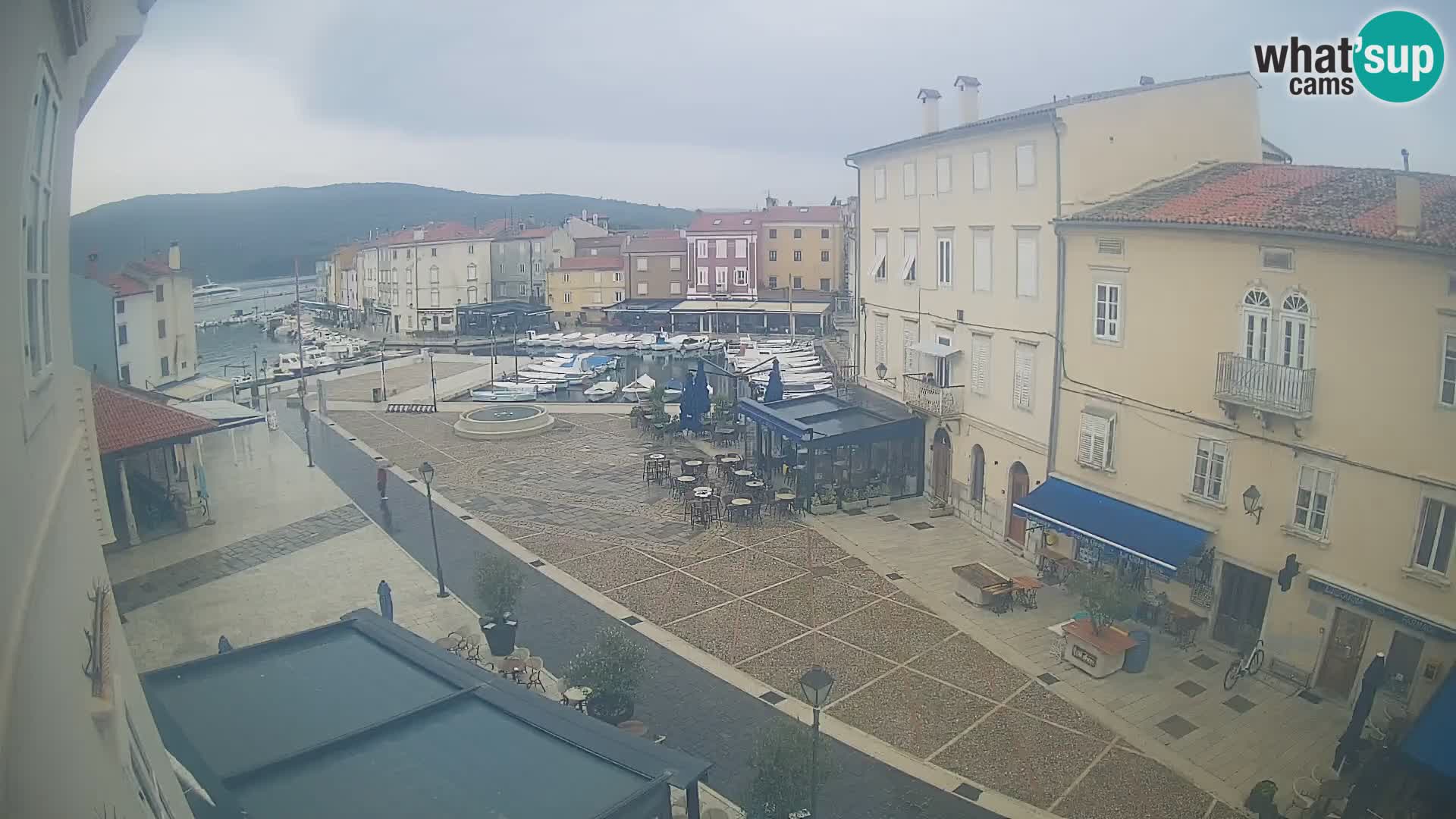 Cámara en vivo ciudad de Cres – plaza principal y “mandrač” – isla de Cres – Croacia