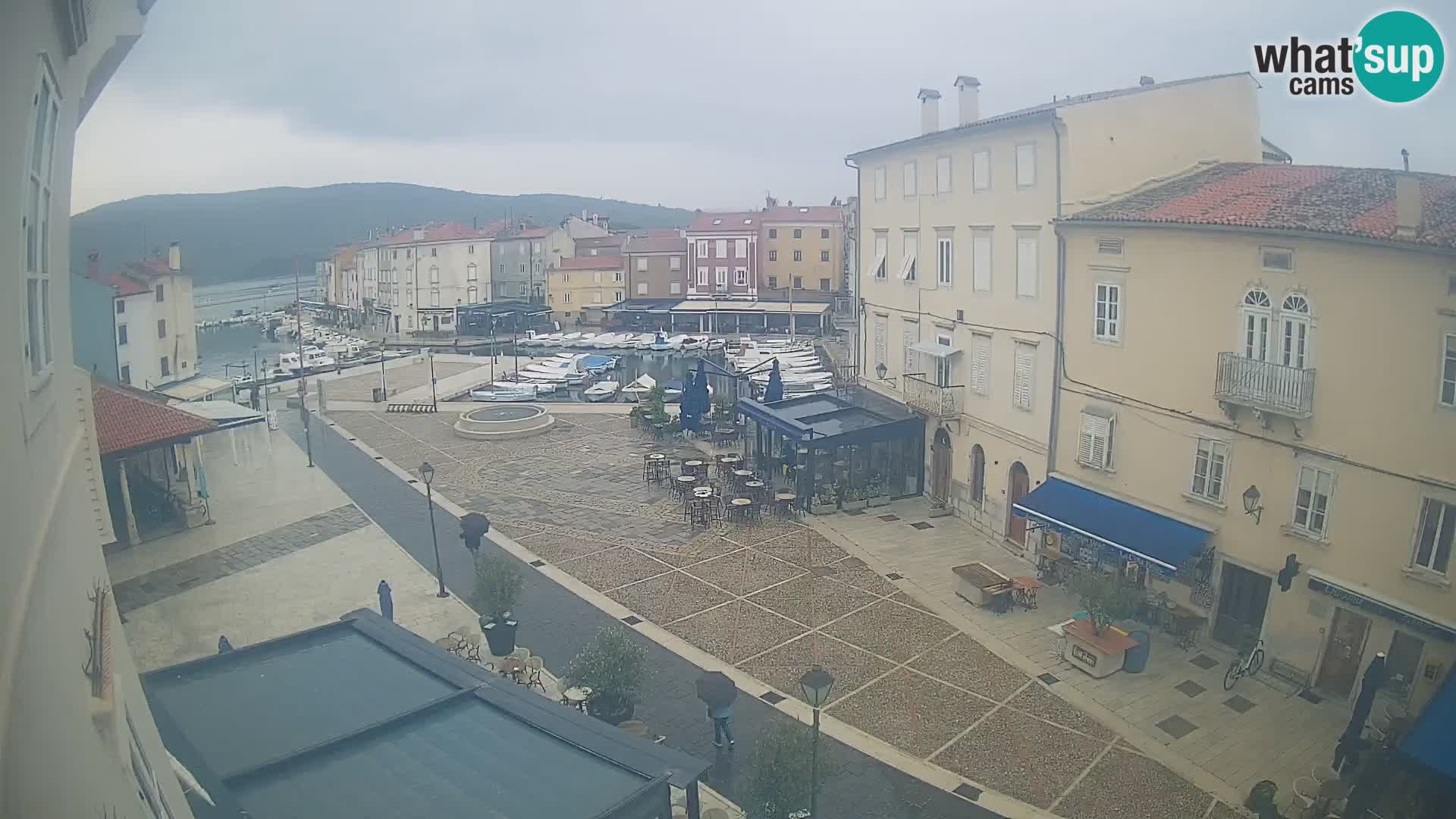 V ŽIVO spletna kamera Cres mesto – glavni trg in “mandrač” – otok Cres – Hrvaška