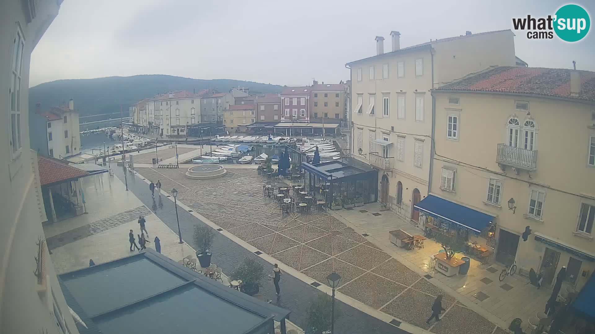 Web kamera Grad Cres – glavni trg i “mandrač” – otok Cres
