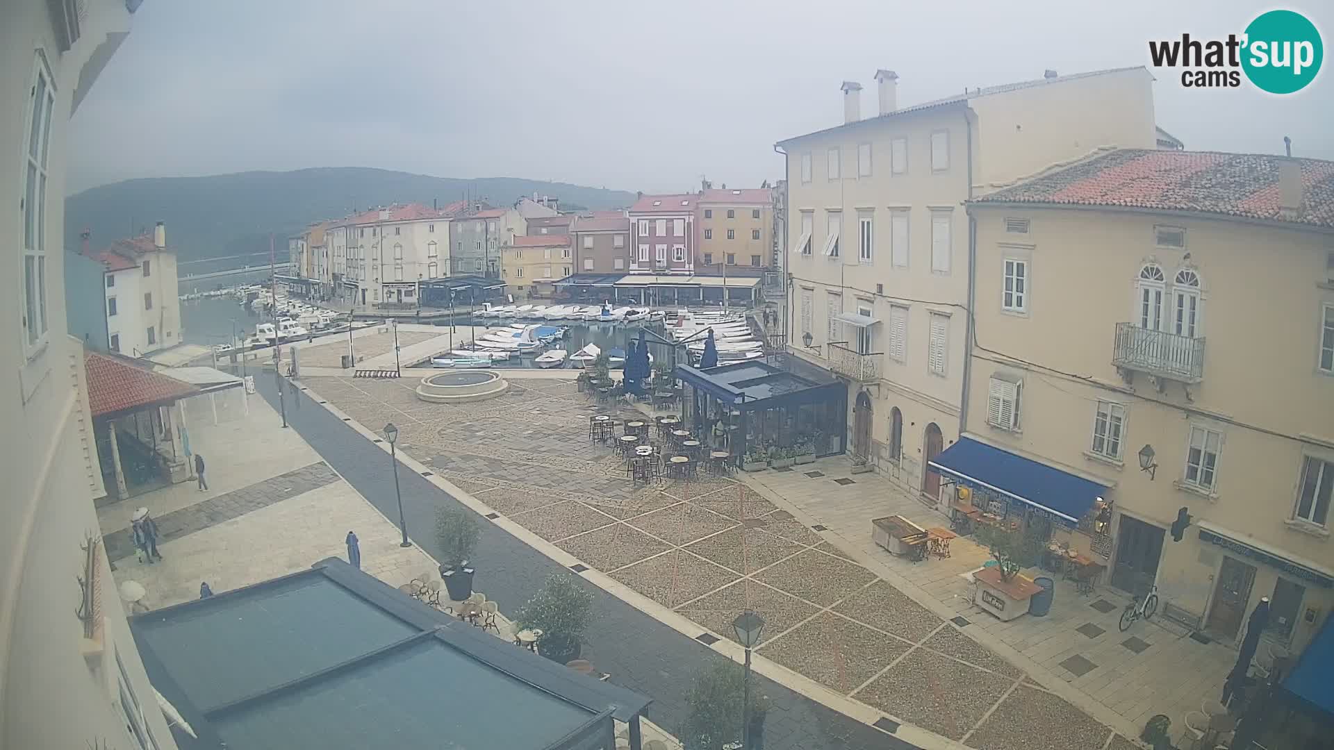 Web kamera Grad Cres – glavni trg i “mandrač” – otok Cres