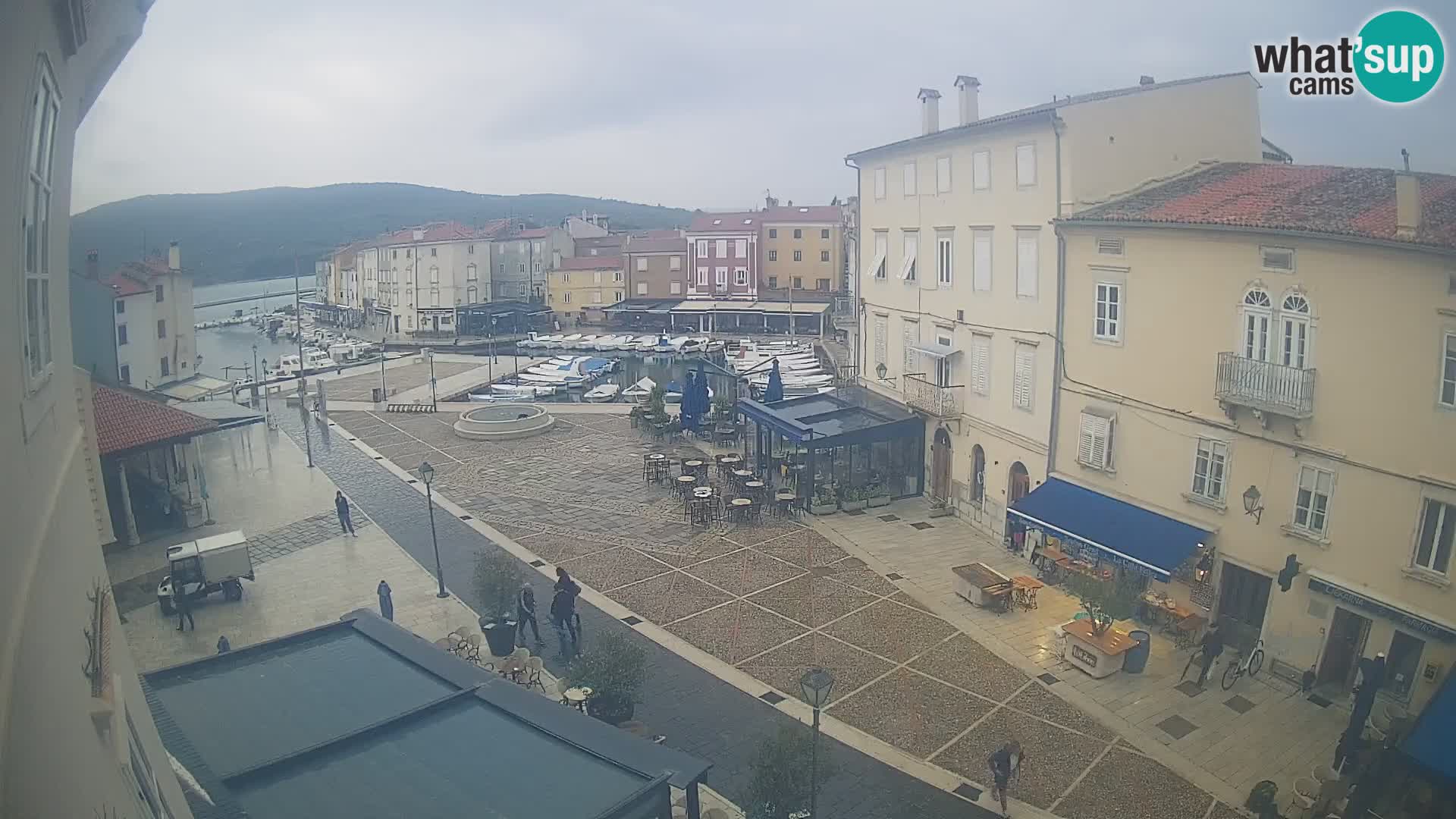 Web kamera Grad Cres – glavni trg i “mandrač” – otok Cres