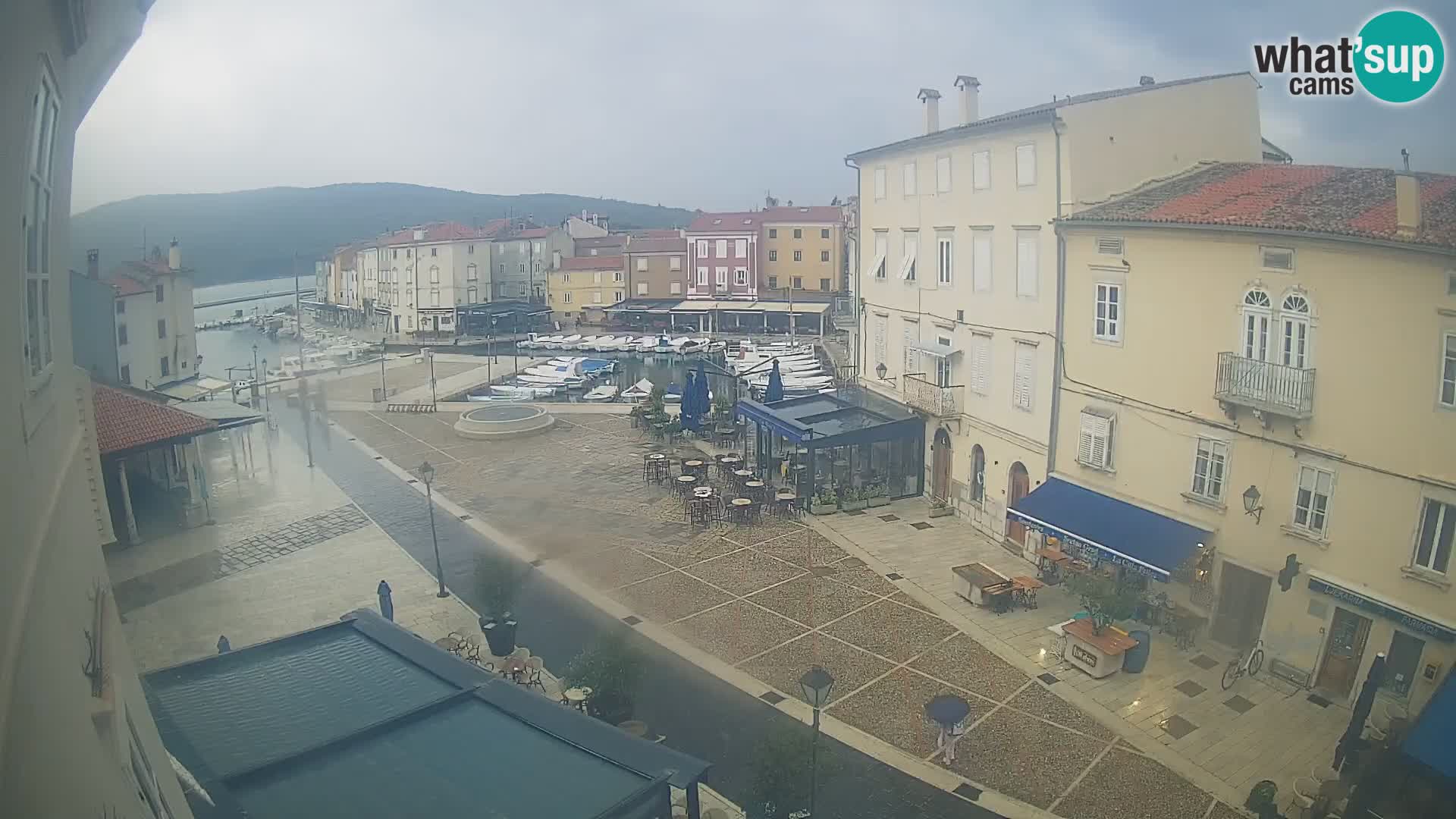 Web kamera Grad Cres – glavni trg i “mandrač” – otok Cres