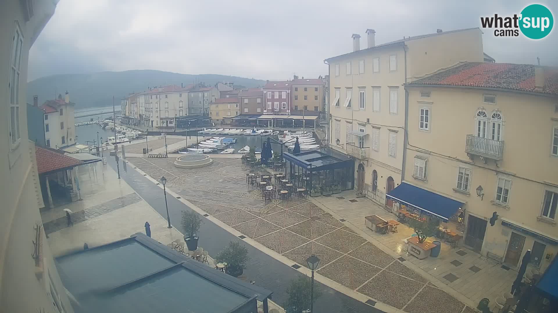 Web kamera Grad Cres – glavni trg i “mandrač” – otok Cres