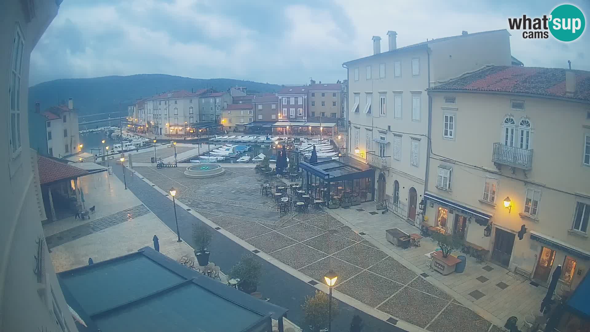 Web kamera Grad Cres – glavni trg i “mandrač” – otok Cres