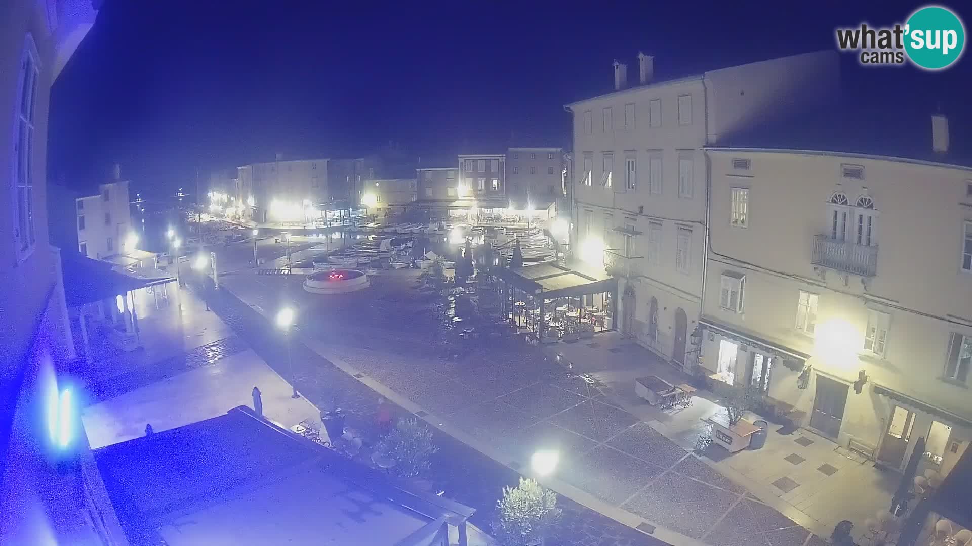 V ŽIVO spletna kamera Cres mesto – glavni trg in “mandrač” – otok Cres – Hrvaška