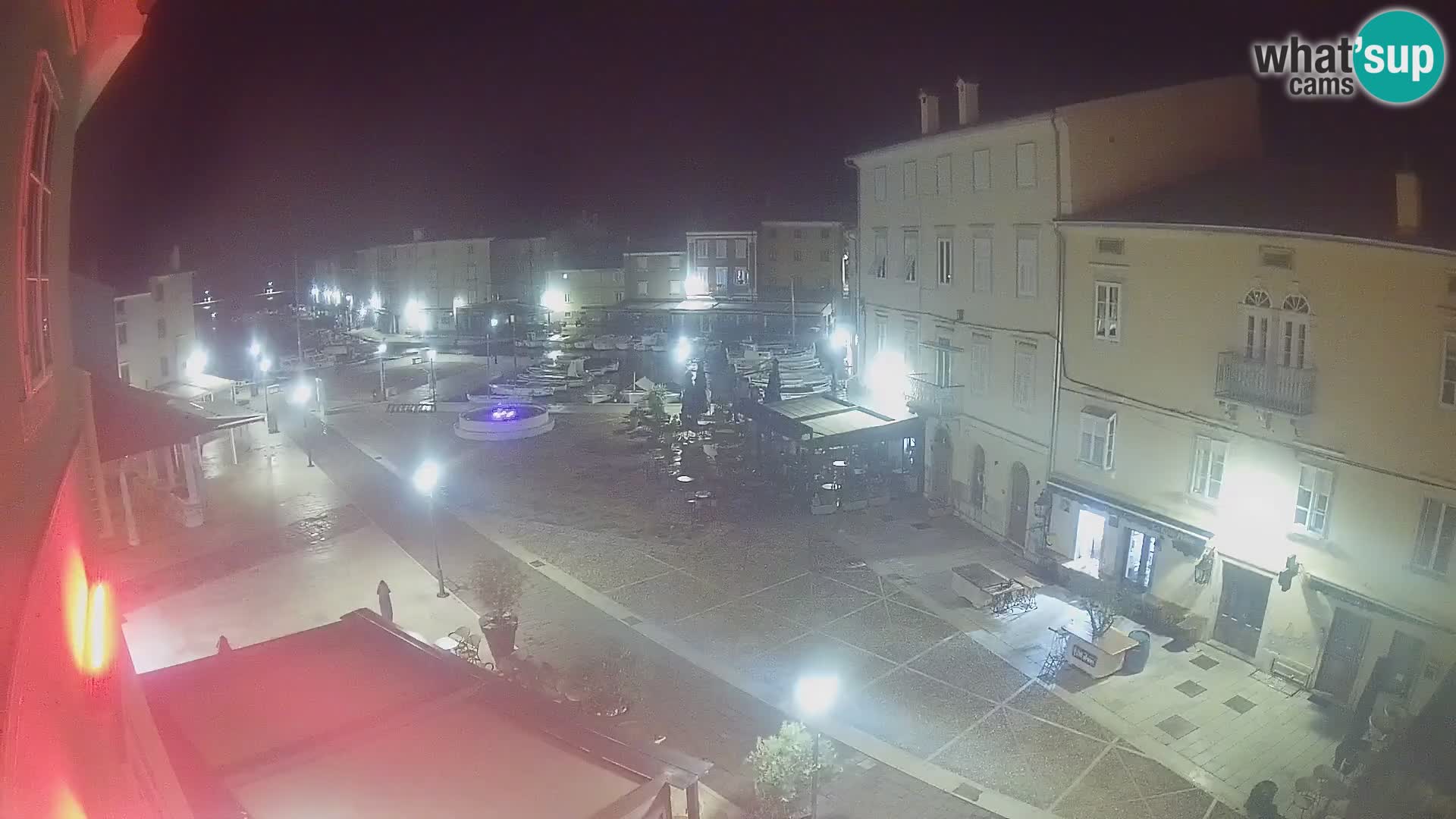 V ŽIVO spletna kamera Cres mesto – glavni trg in “mandrač” – otok Cres – Hrvaška