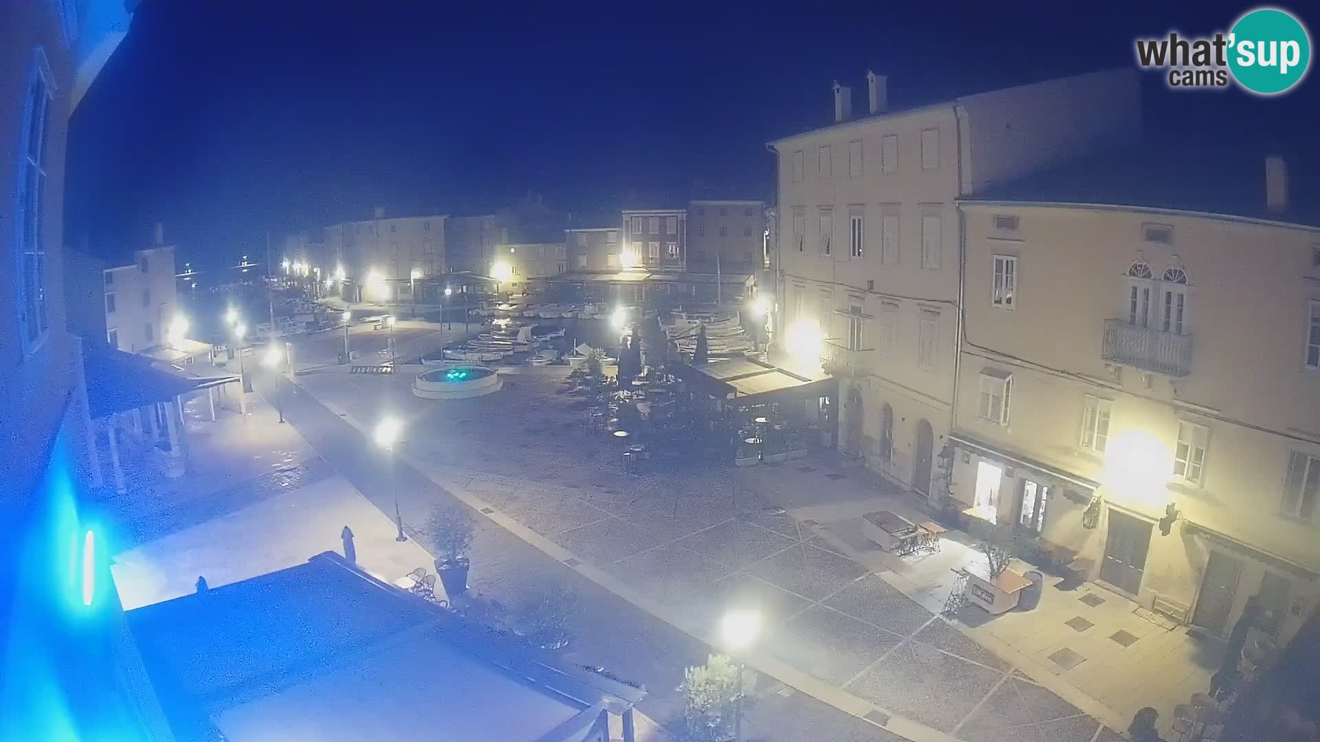 Web kamera Grad Cres – glavni trg i “mandrač” – otok Cres