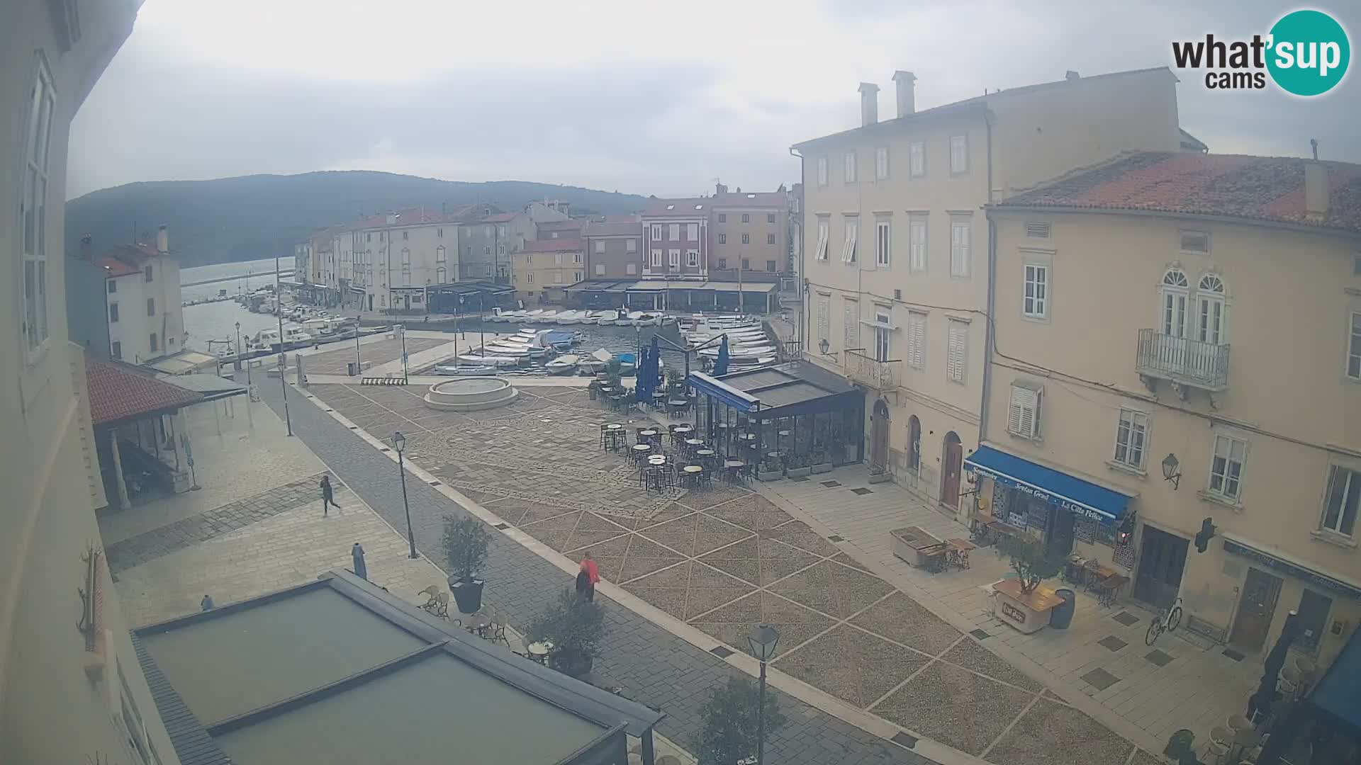 V ŽIVO spletna kamera Cres mesto – glavni trg in “mandrač” – otok Cres – Hrvaška