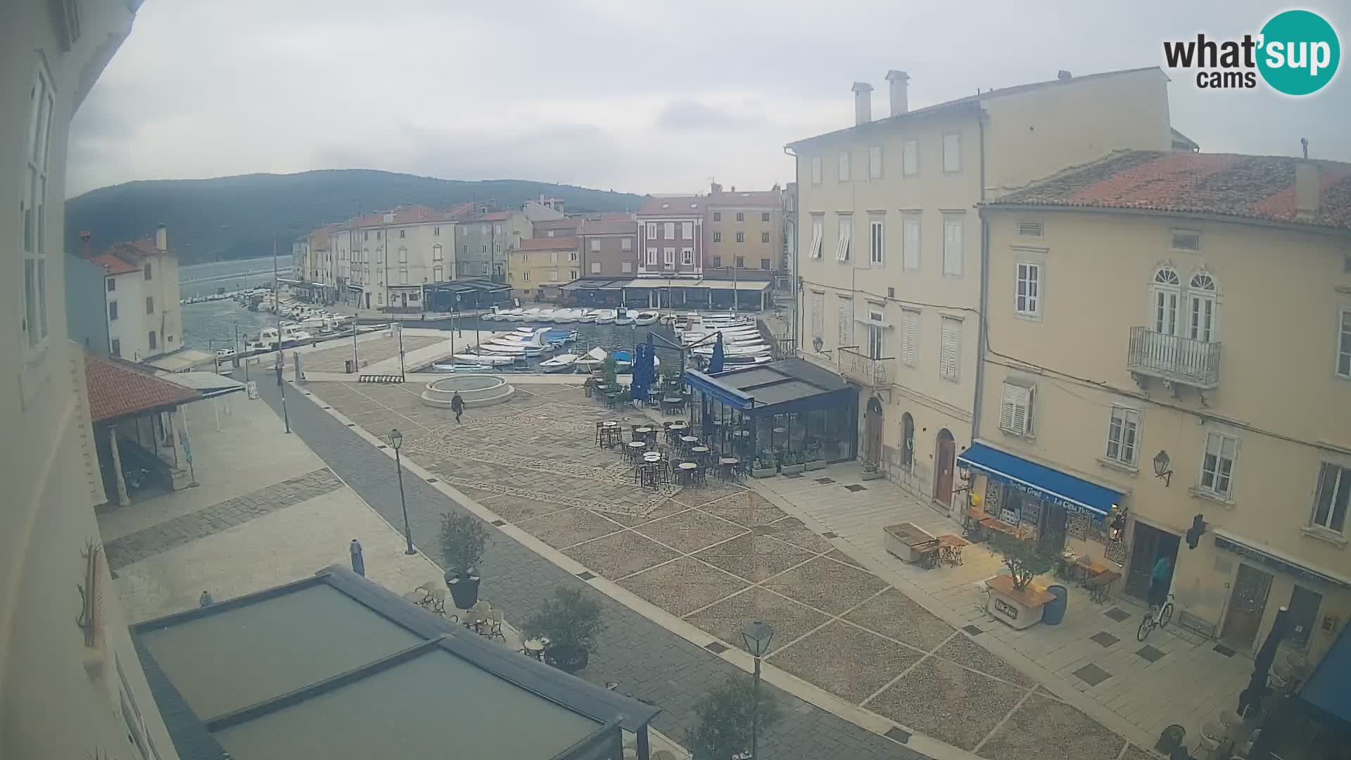 Web kamera Grad Cres – glavni trg i “mandrač” – otok Cres