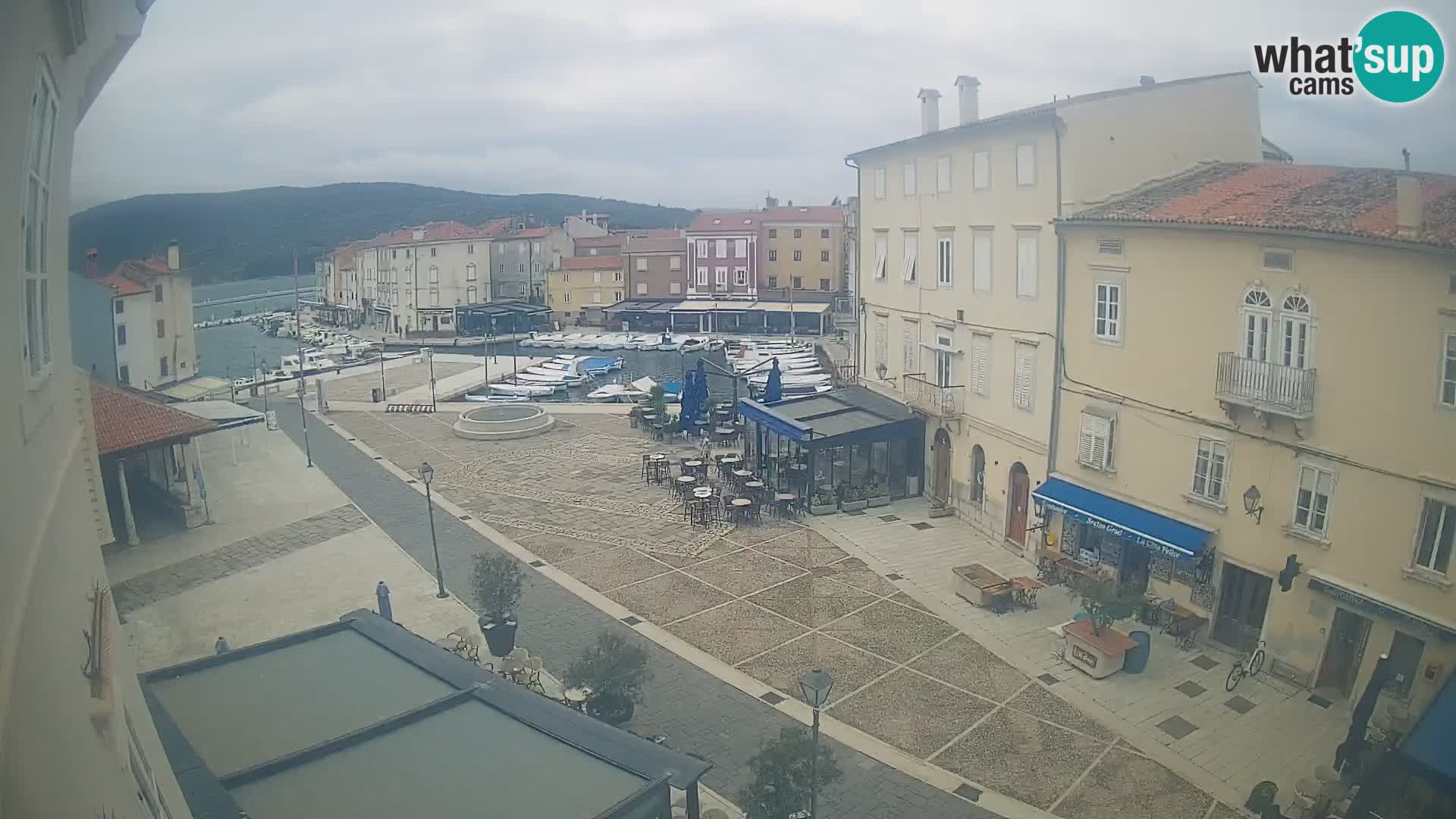 V ŽIVO spletna kamera Cres mesto – glavni trg in “mandrač” – otok Cres – Hrvaška