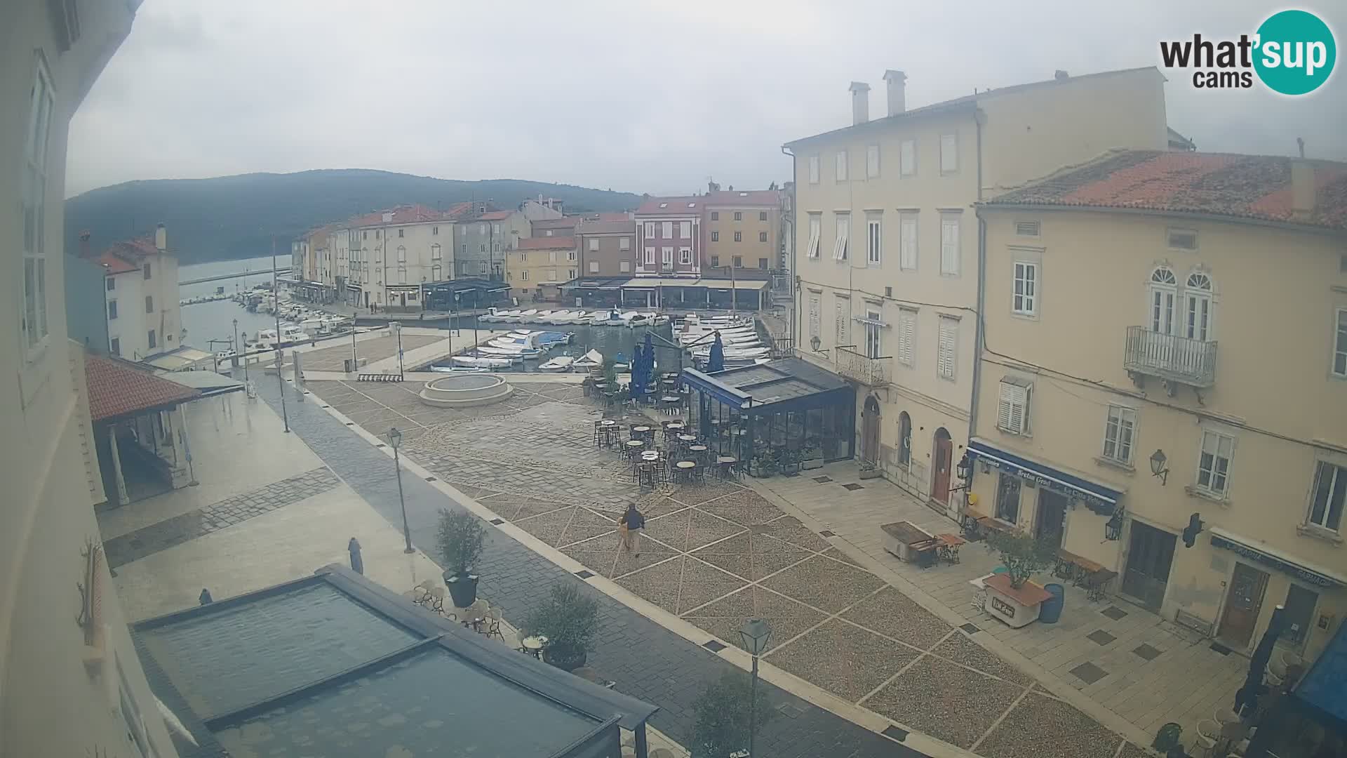 V ŽIVO spletna kamera Cres mesto – glavni trg in “mandrač” – otok Cres – Hrvaška